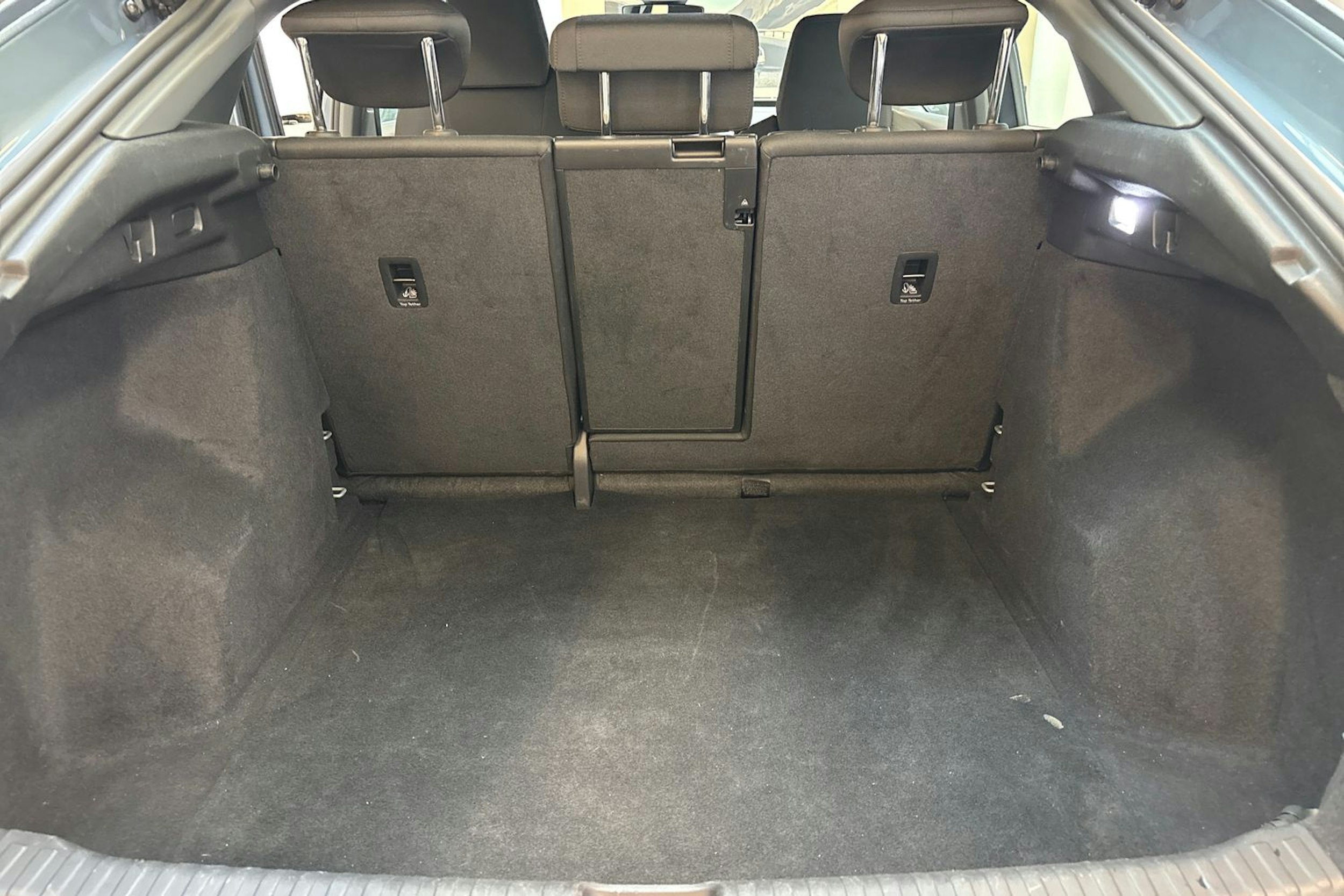 sininen Audi Q4 e-tron 2022 kuva 15.