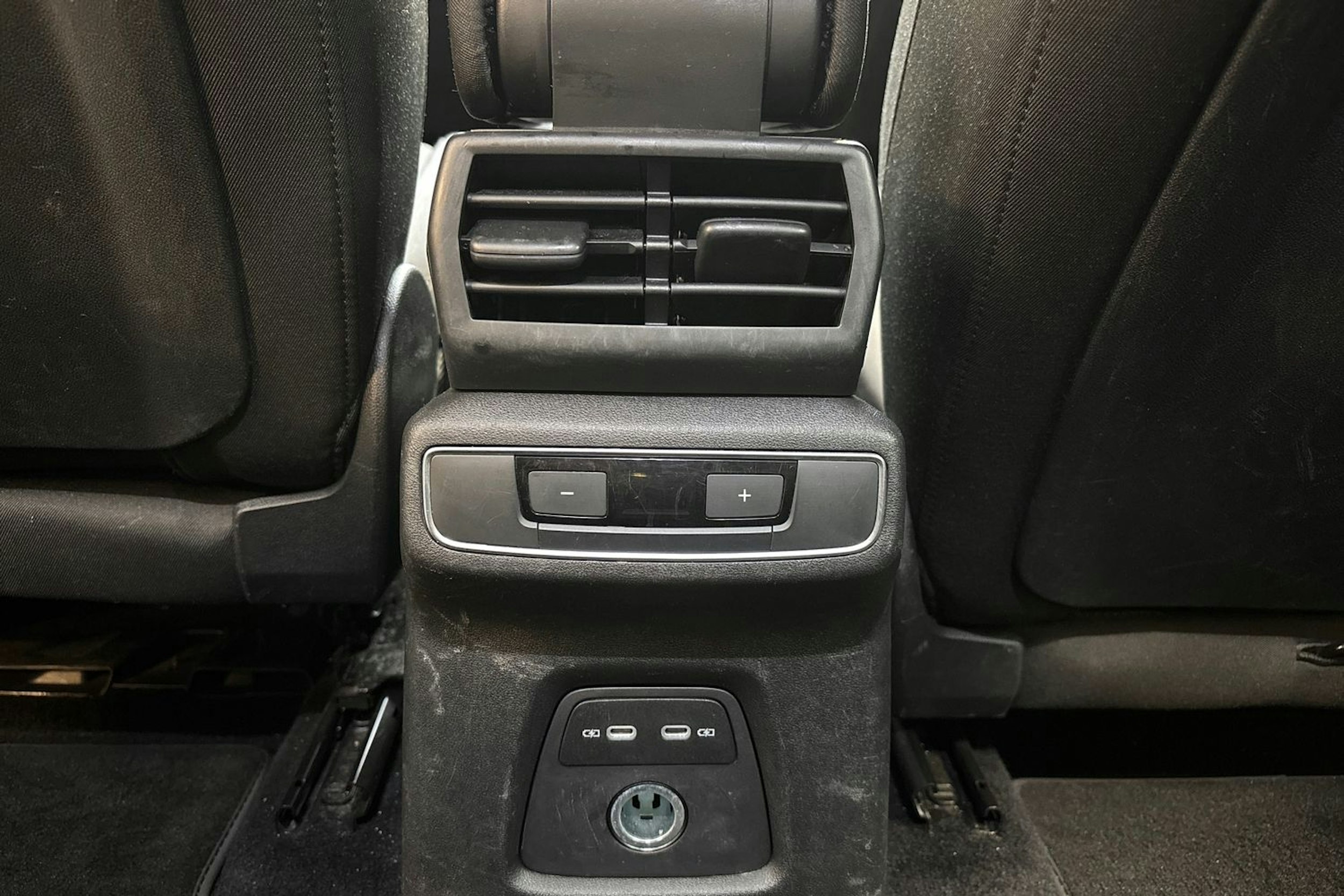 sininen Audi Q4 e-tron 2022 kuva 17.