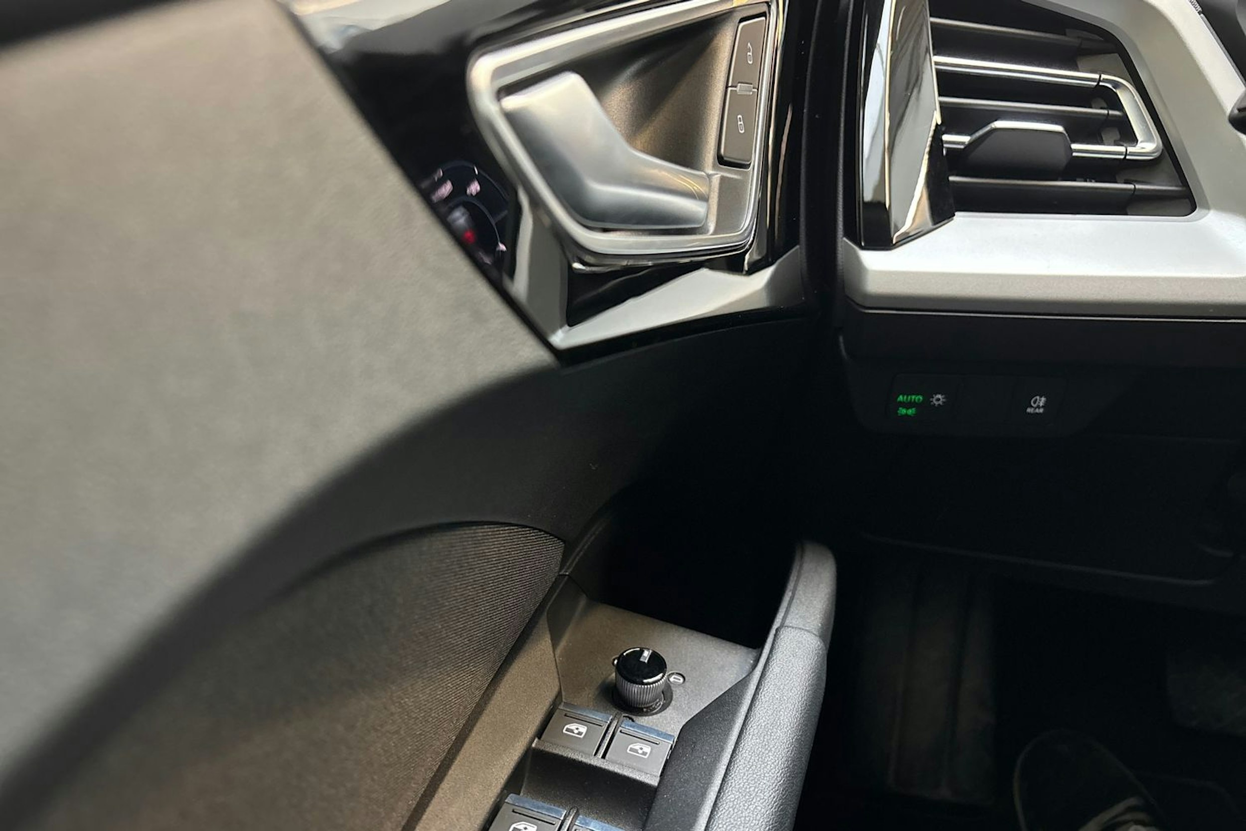 sininen Audi Q4 e-tron 2022 kuva 18.