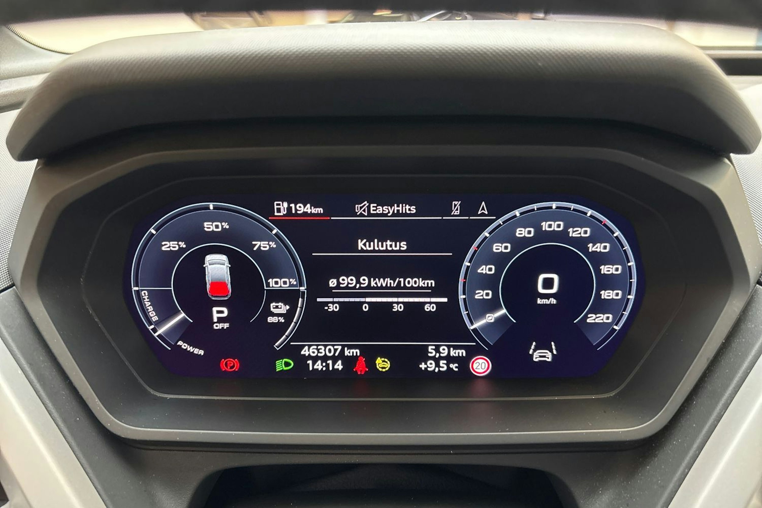 sininen Audi Q4 e-tron 2022 kuva 20.