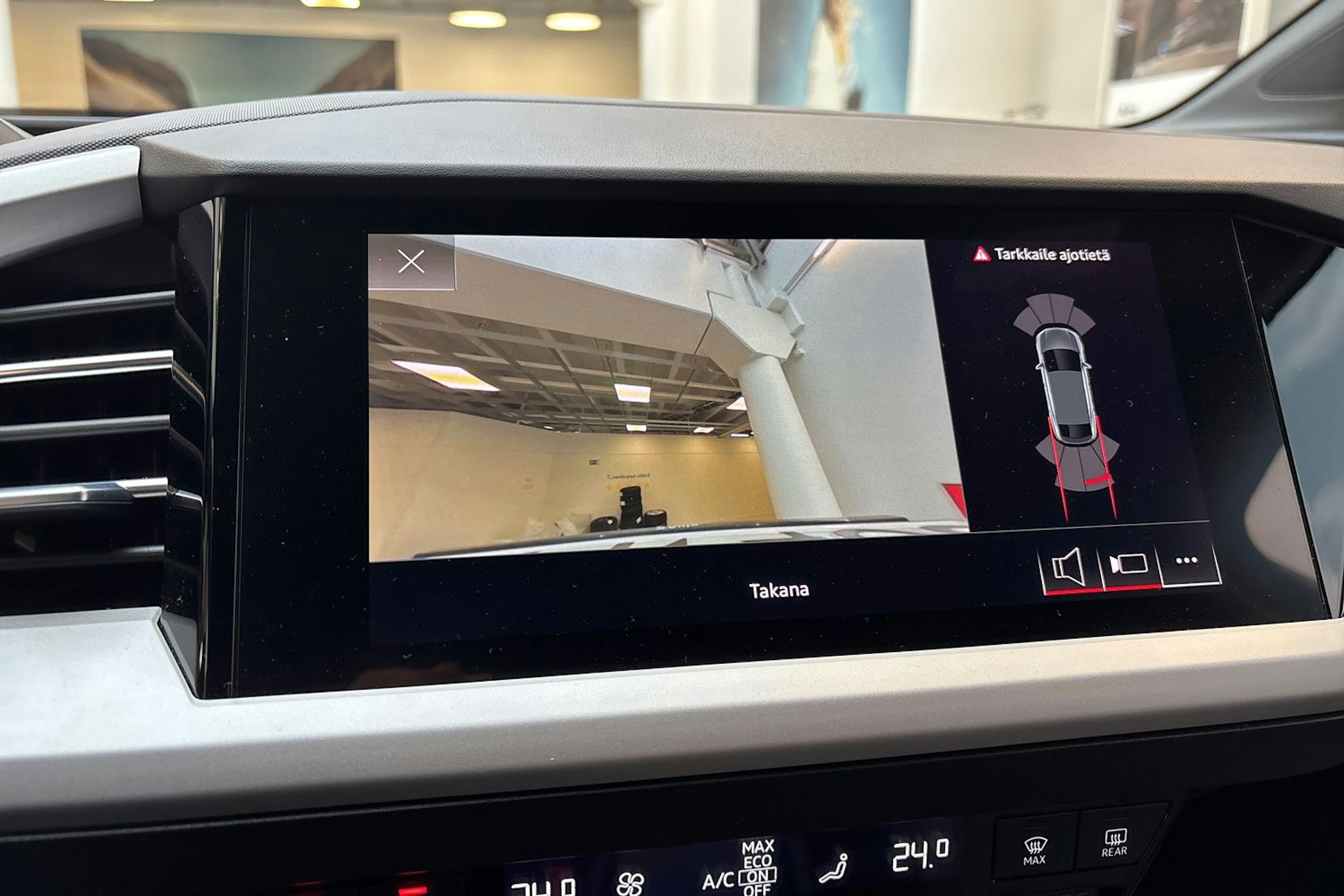 sininen Audi Q4 e-tron 2022 kuva 21.