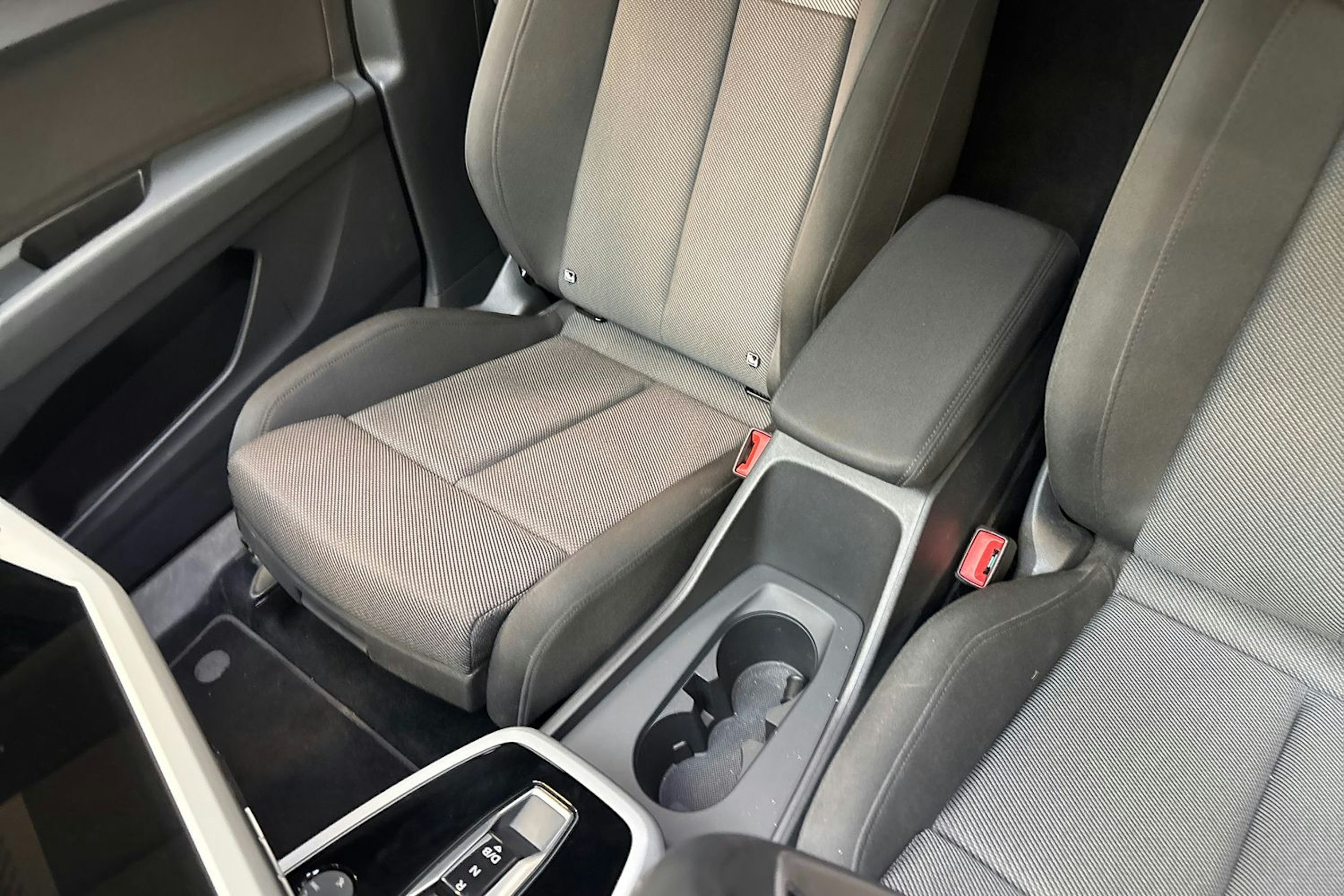 sininen Audi Q4 e-tron 2022 kuva 26.