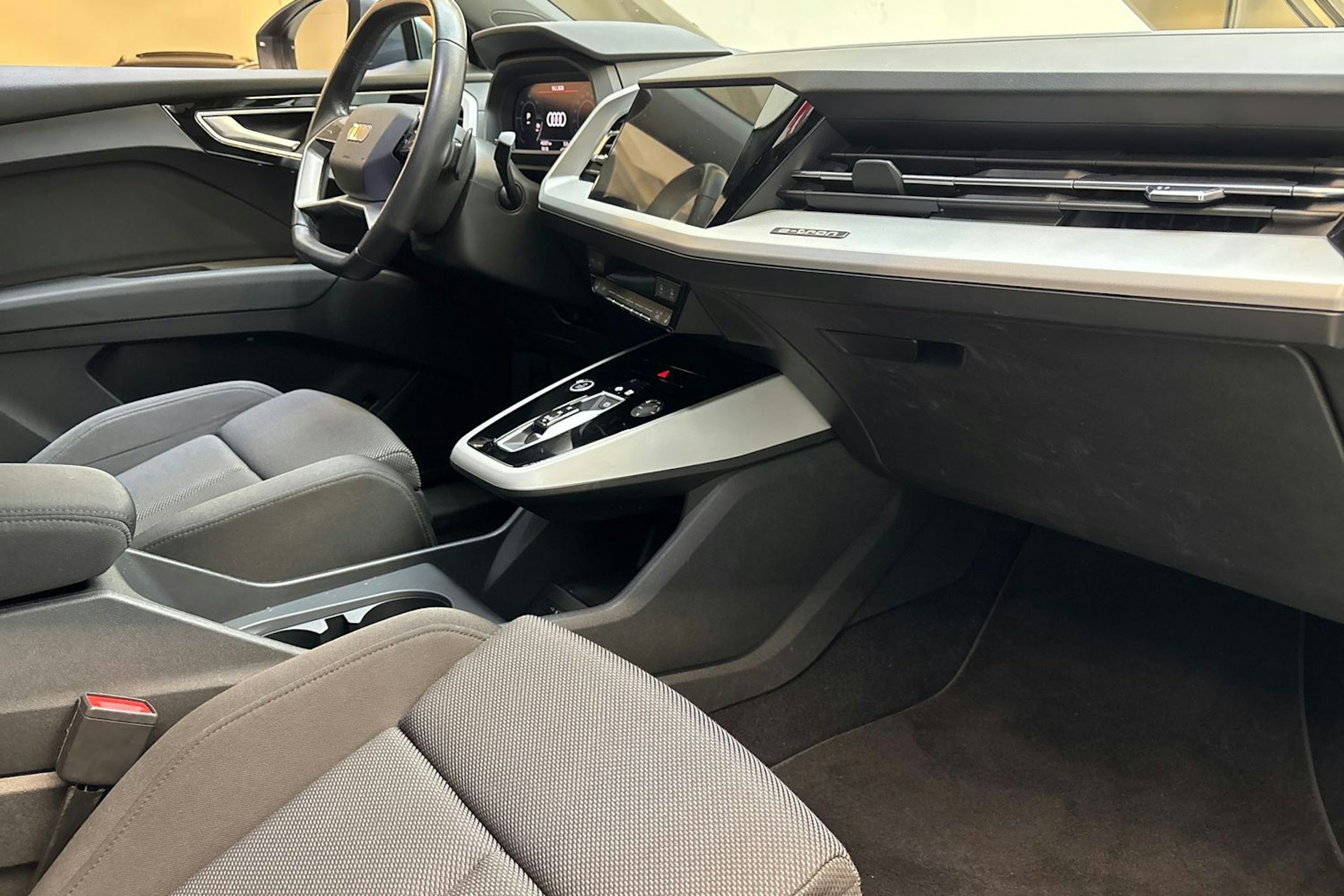 sininen Audi Q4 e-tron 2022 kuva 27.