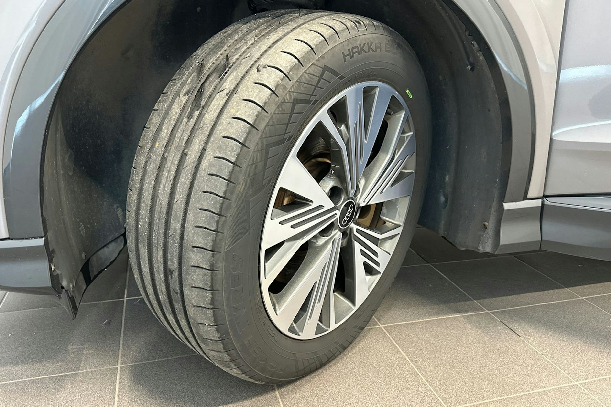 harmaa Audi Q4 e-tron 2022 kuva 11.
