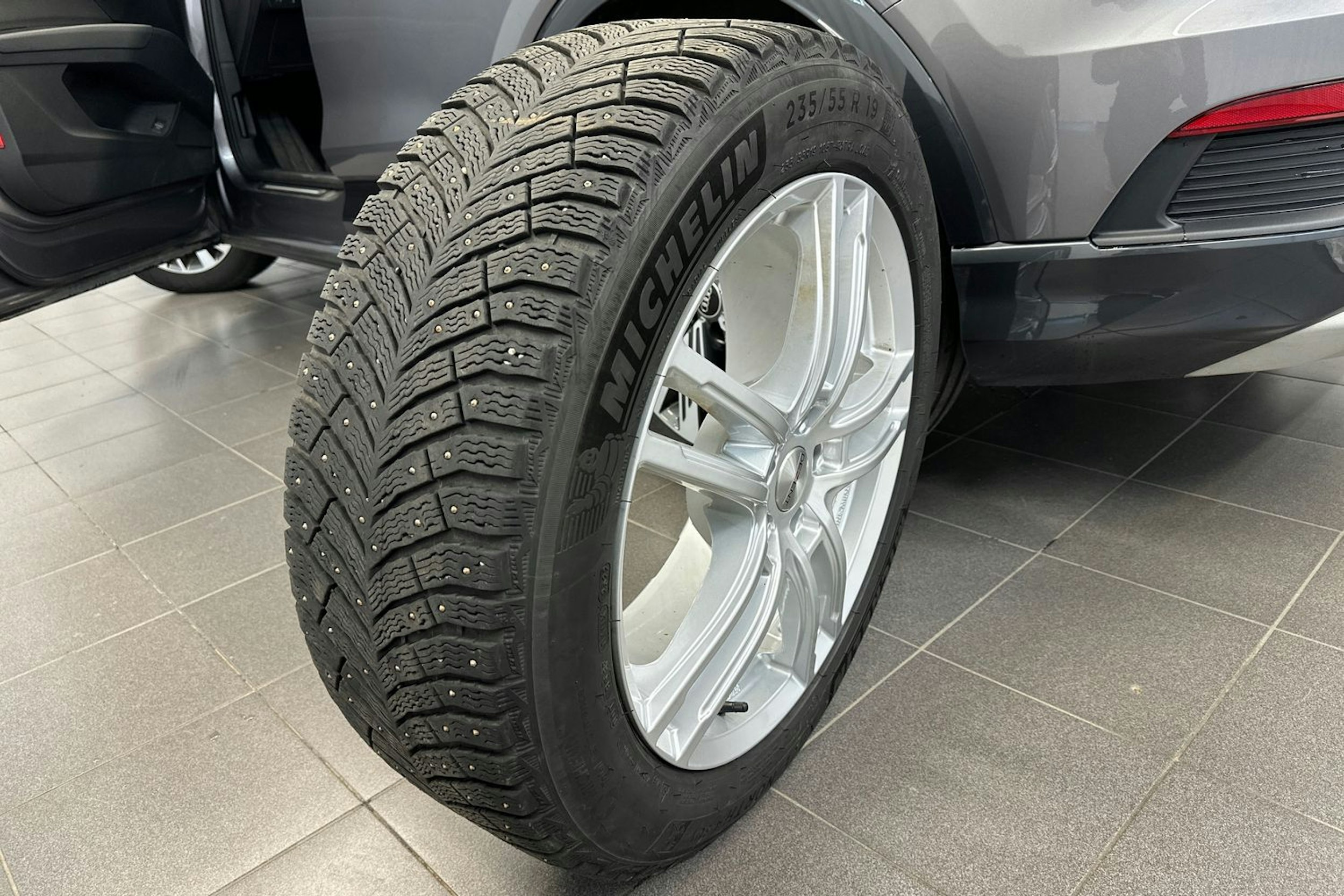harmaa Audi Q4 e-tron 2022 kuva 13.