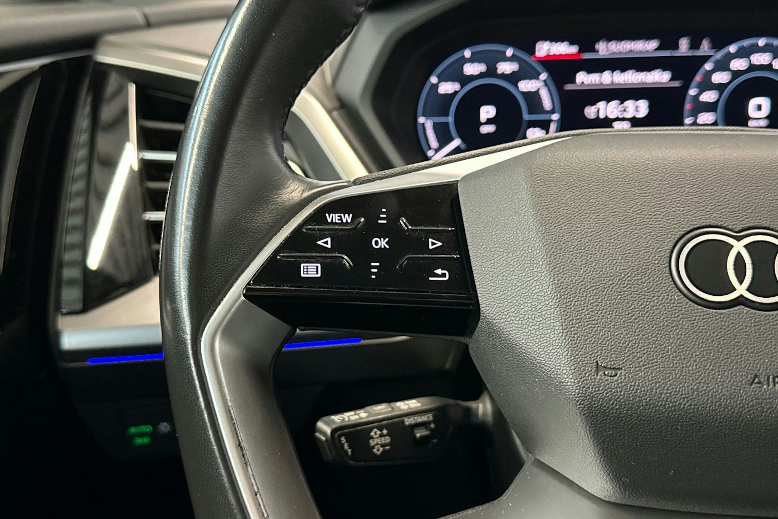 harmaa Audi Q4 e-tron 2022 kuva 15.