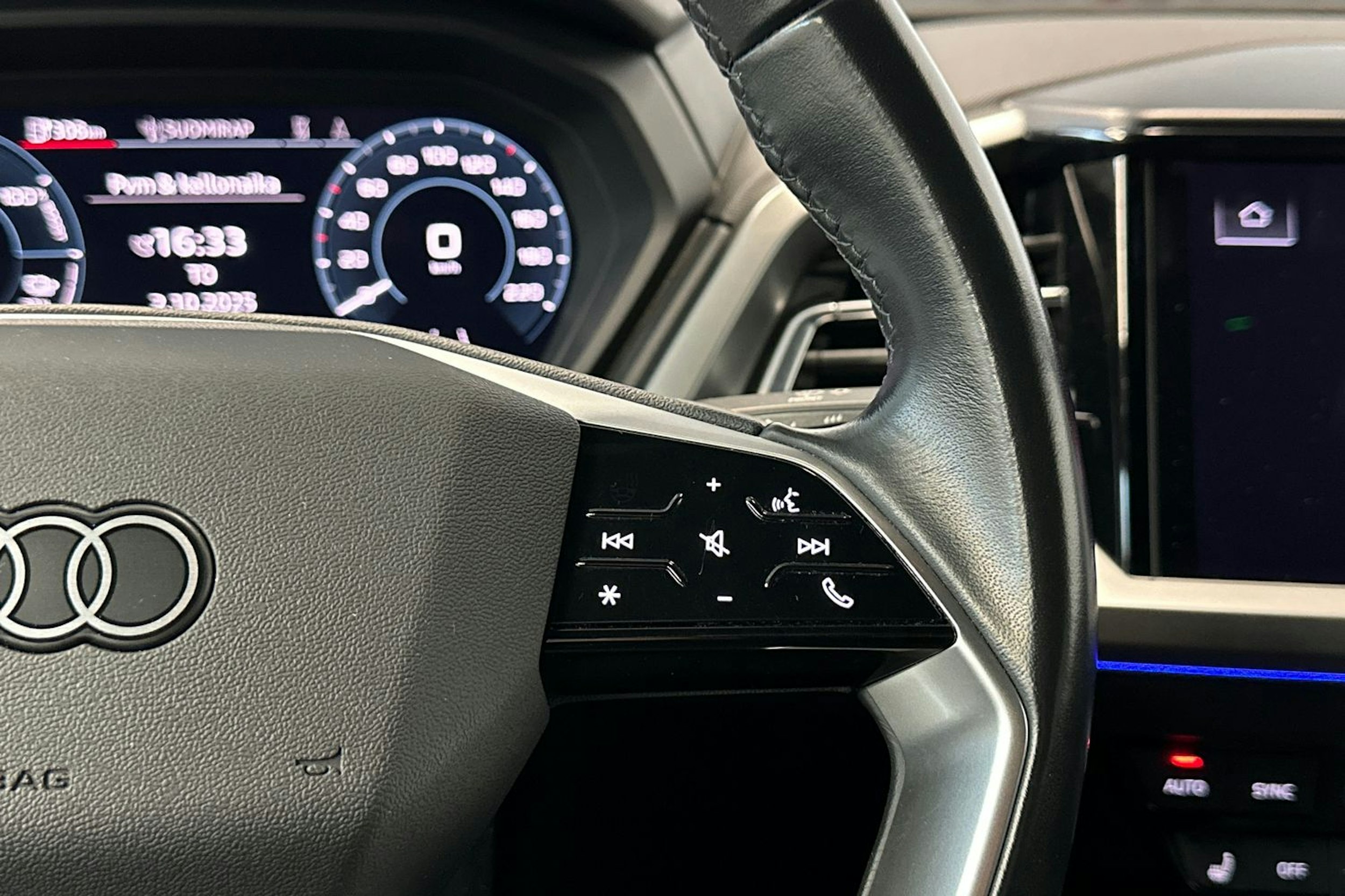 harmaa Audi Q4 e-tron 2022 kuva 16.