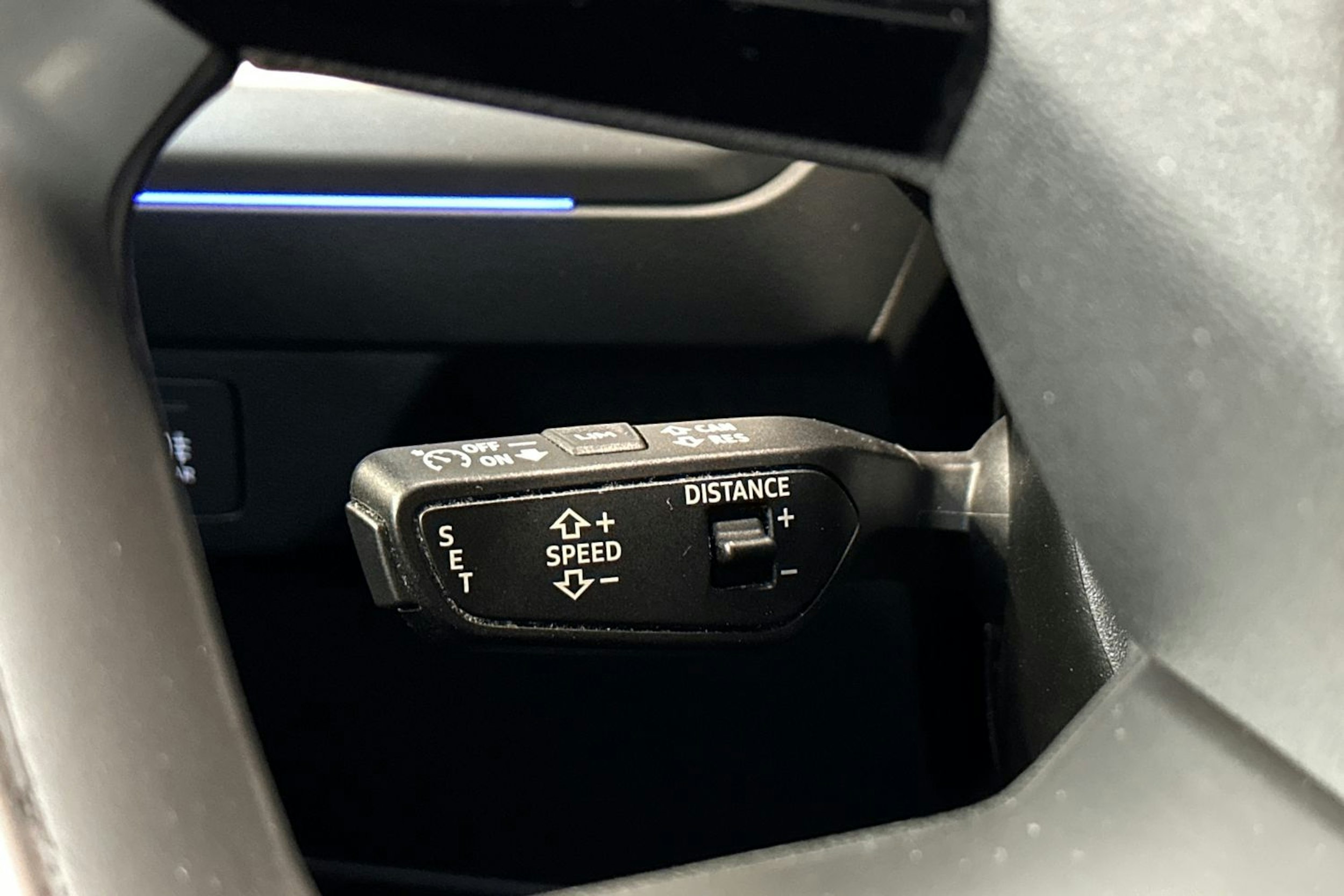 harmaa Audi Q4 e-tron 2022 kuva 17.