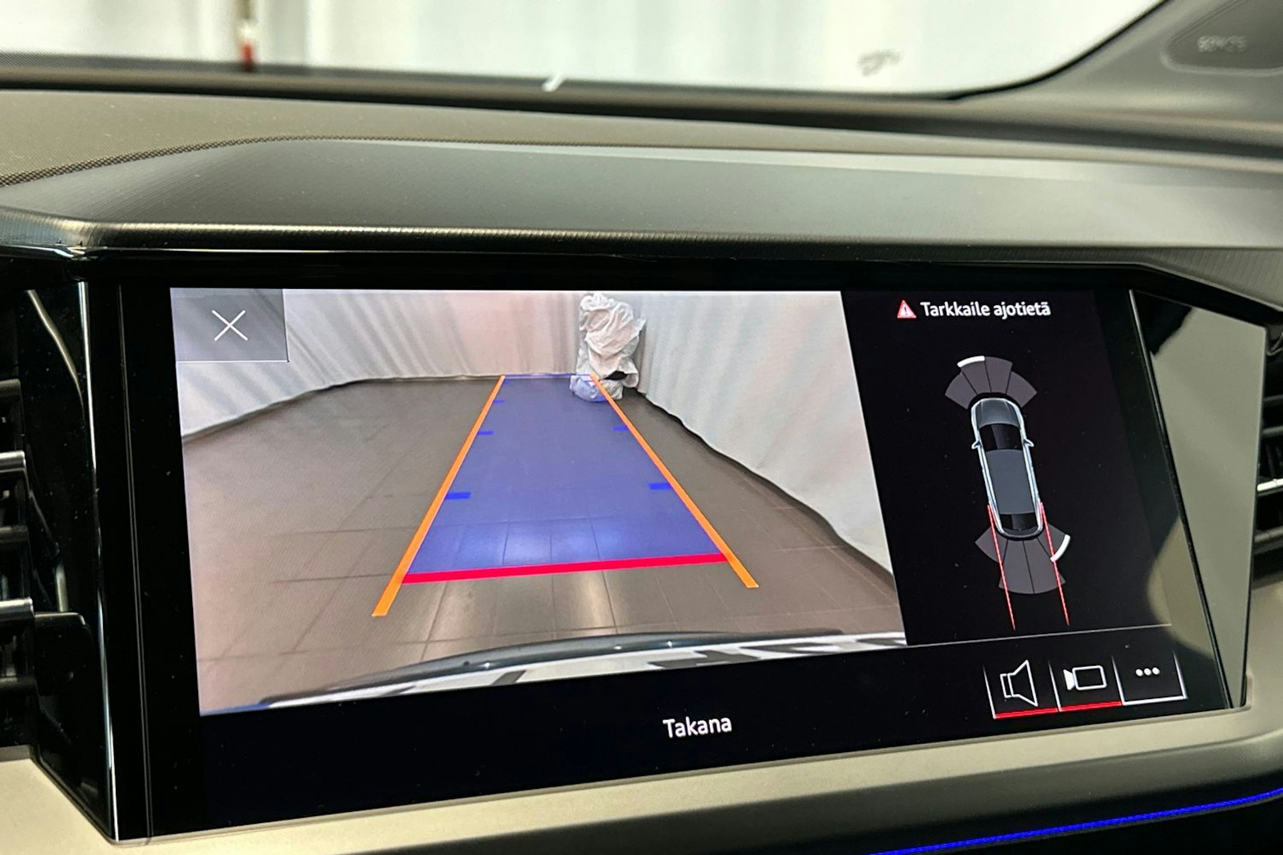 harmaa Audi Q4 e-tron 2022 kuva 19.