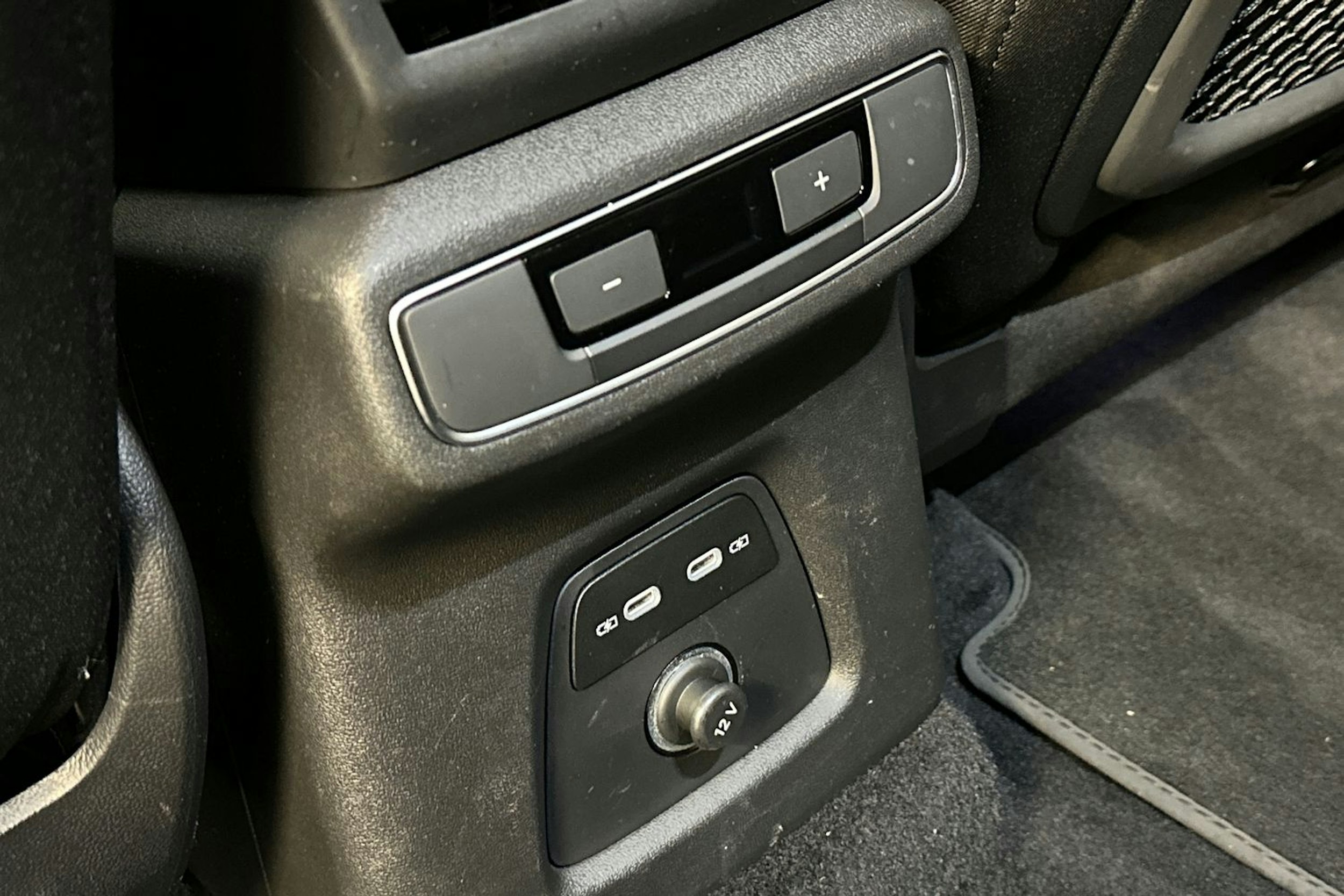 harmaa Audi Q4 e-tron 2022 kuva 23.