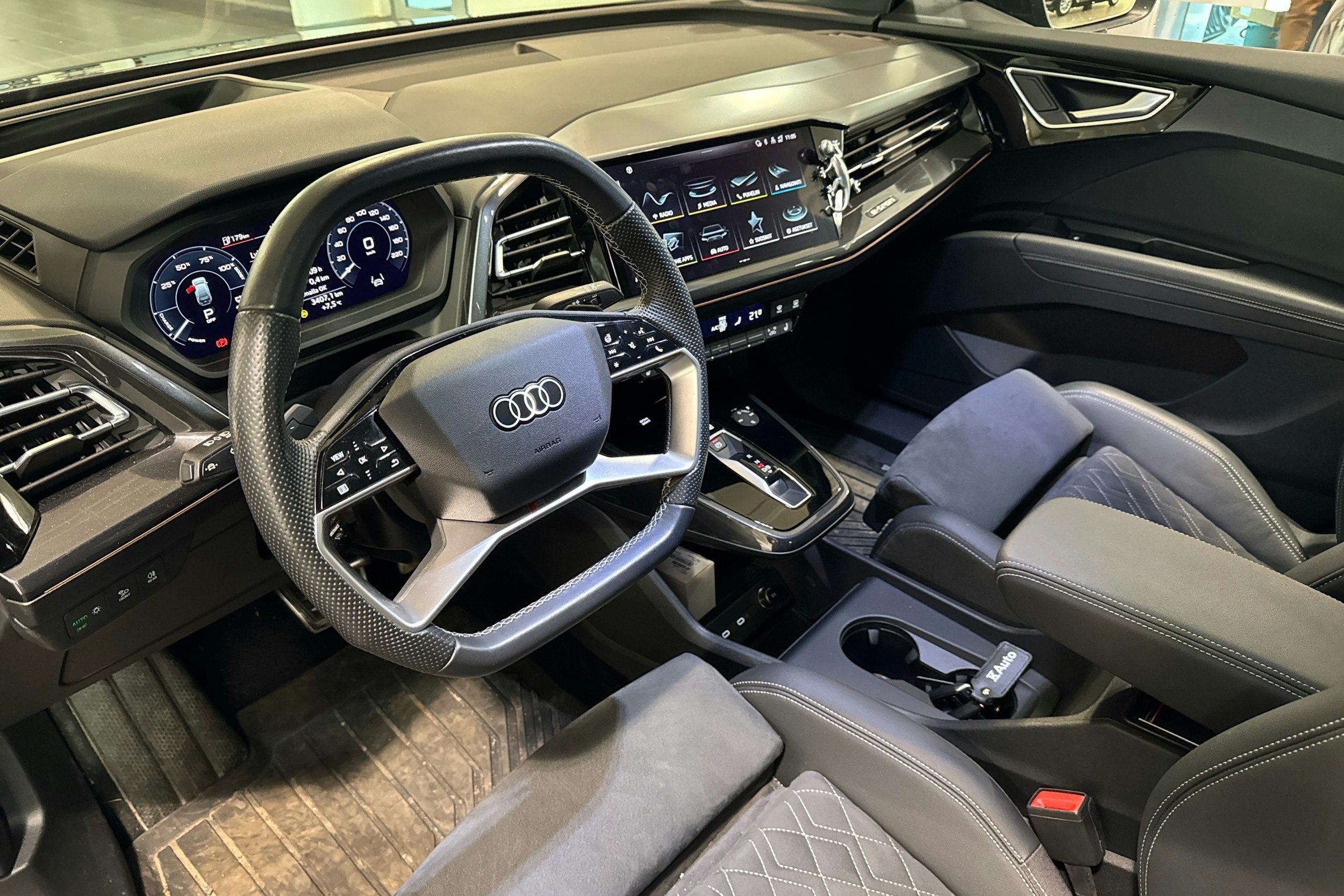 Musta Audi Q4 e-tron 2022 kuva 3.