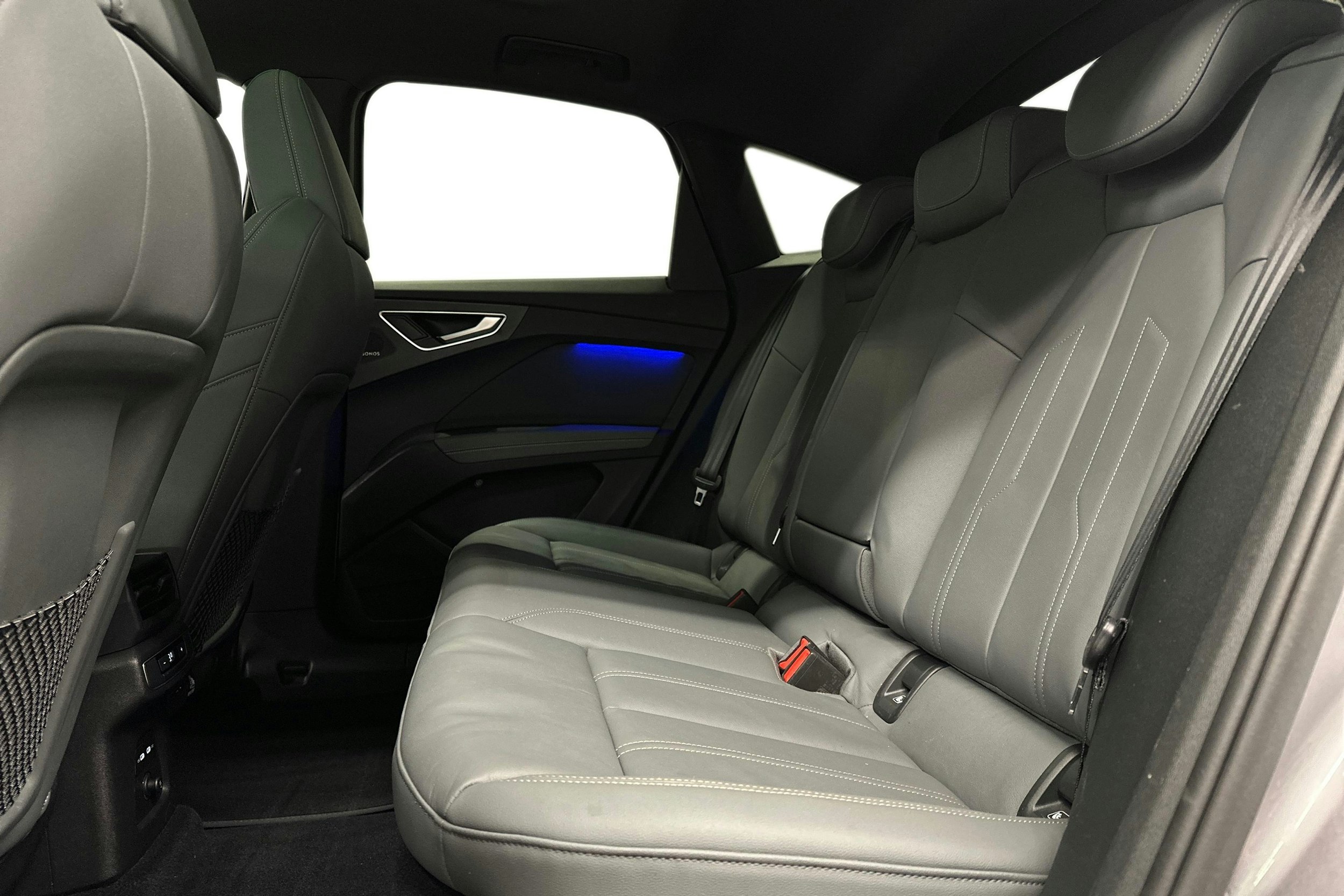harmaa Audi Q4 e-tron 2022 kuva 10.