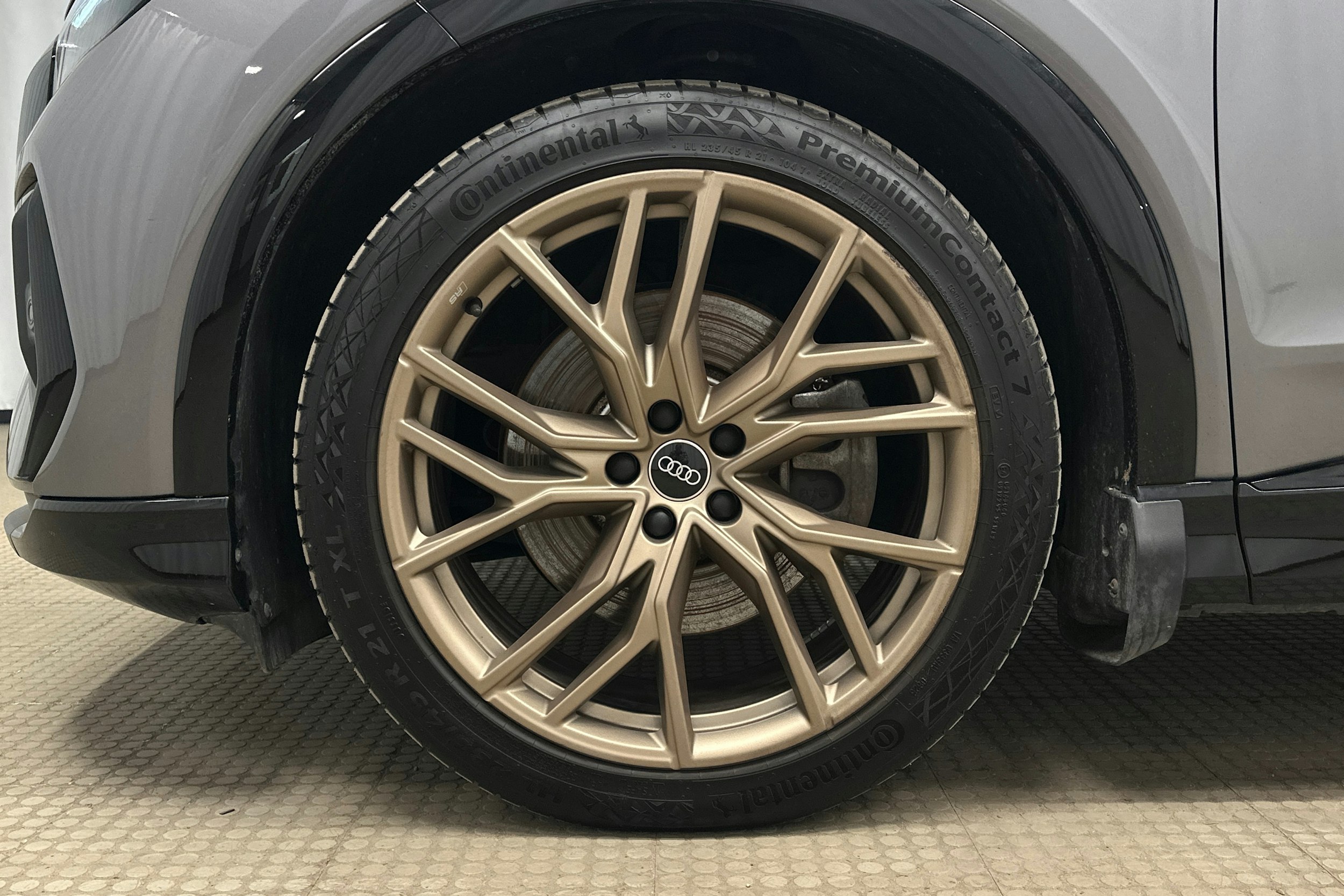 harmaa Audi Q4 e-tron 2022 kuva 11.