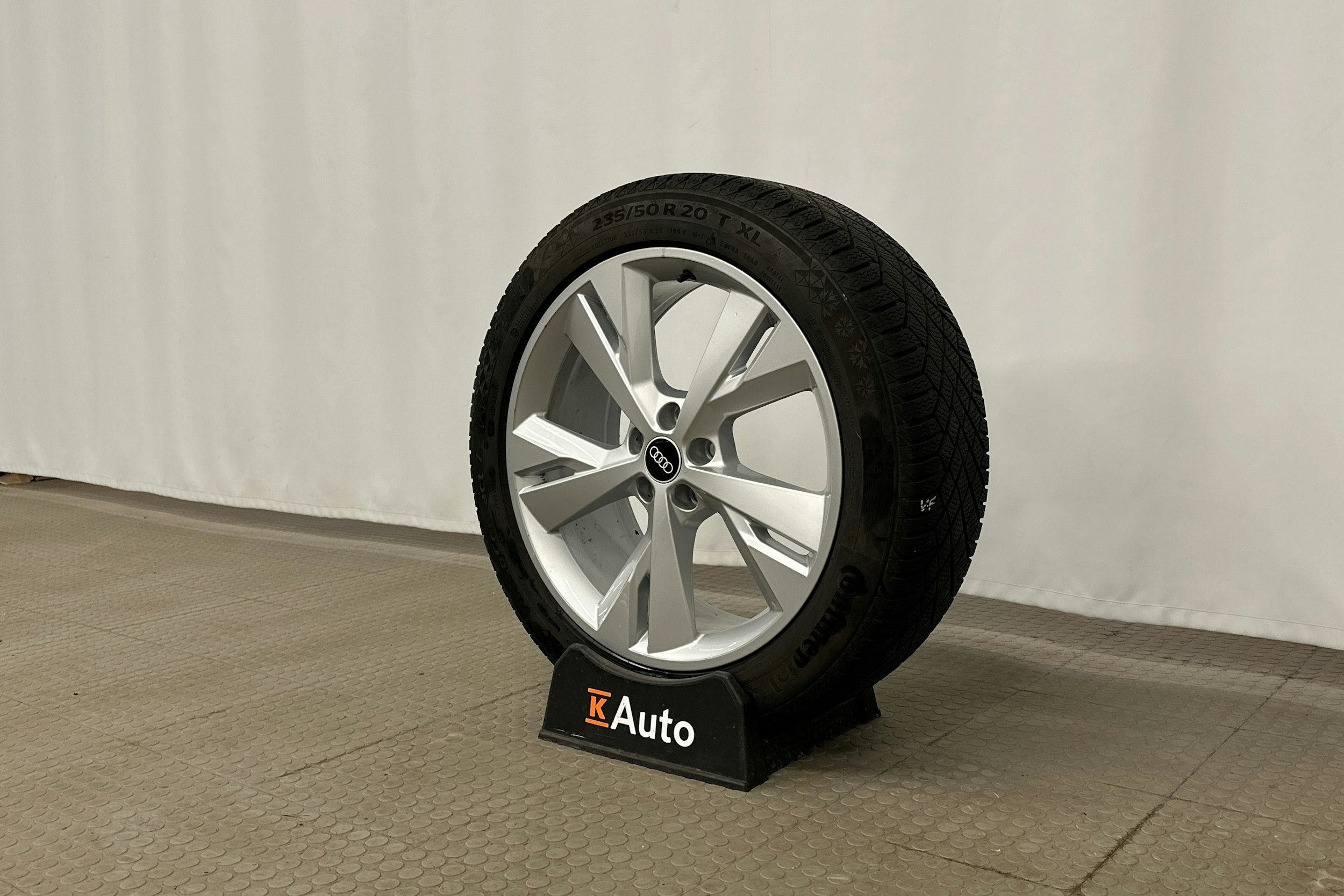 harmaa Audi Q4 e-tron 2022 kuva 13.