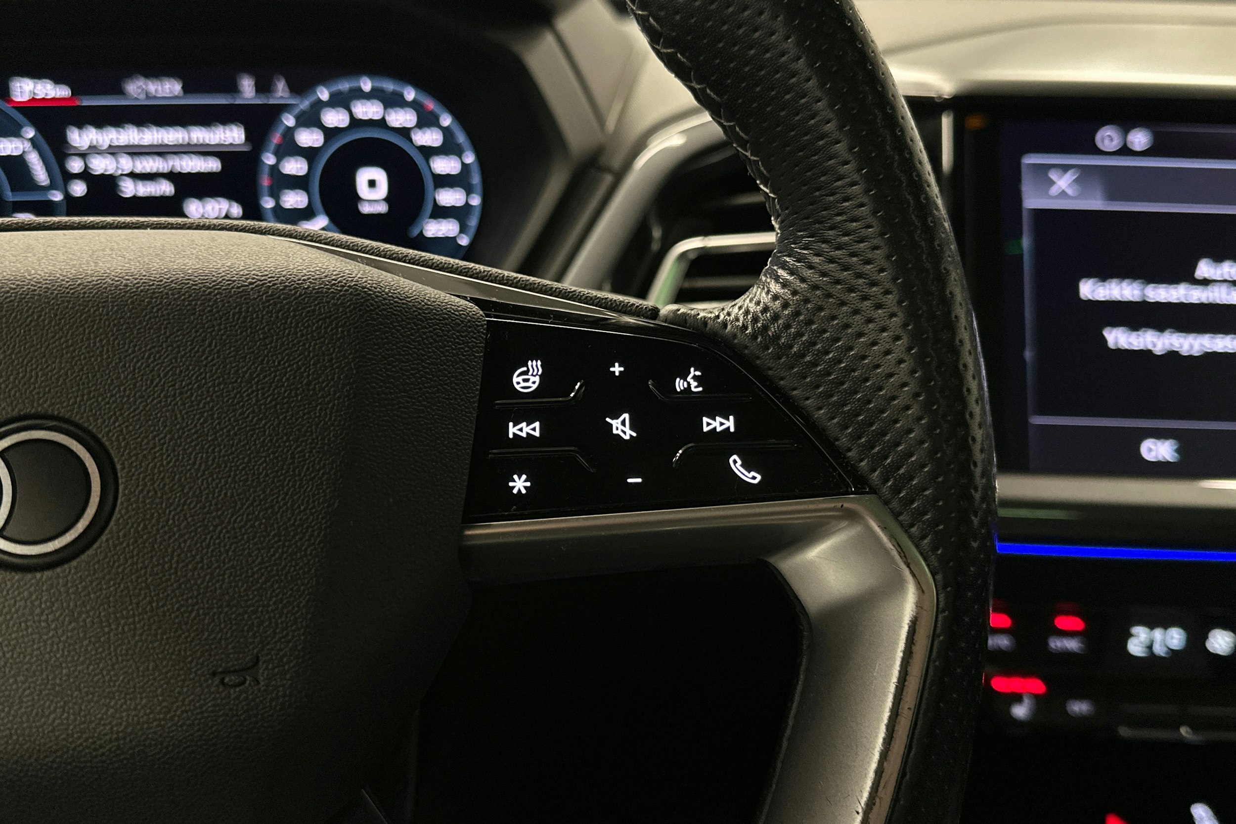 harmaa Audi Q4 e-tron 2022 kuva 15.