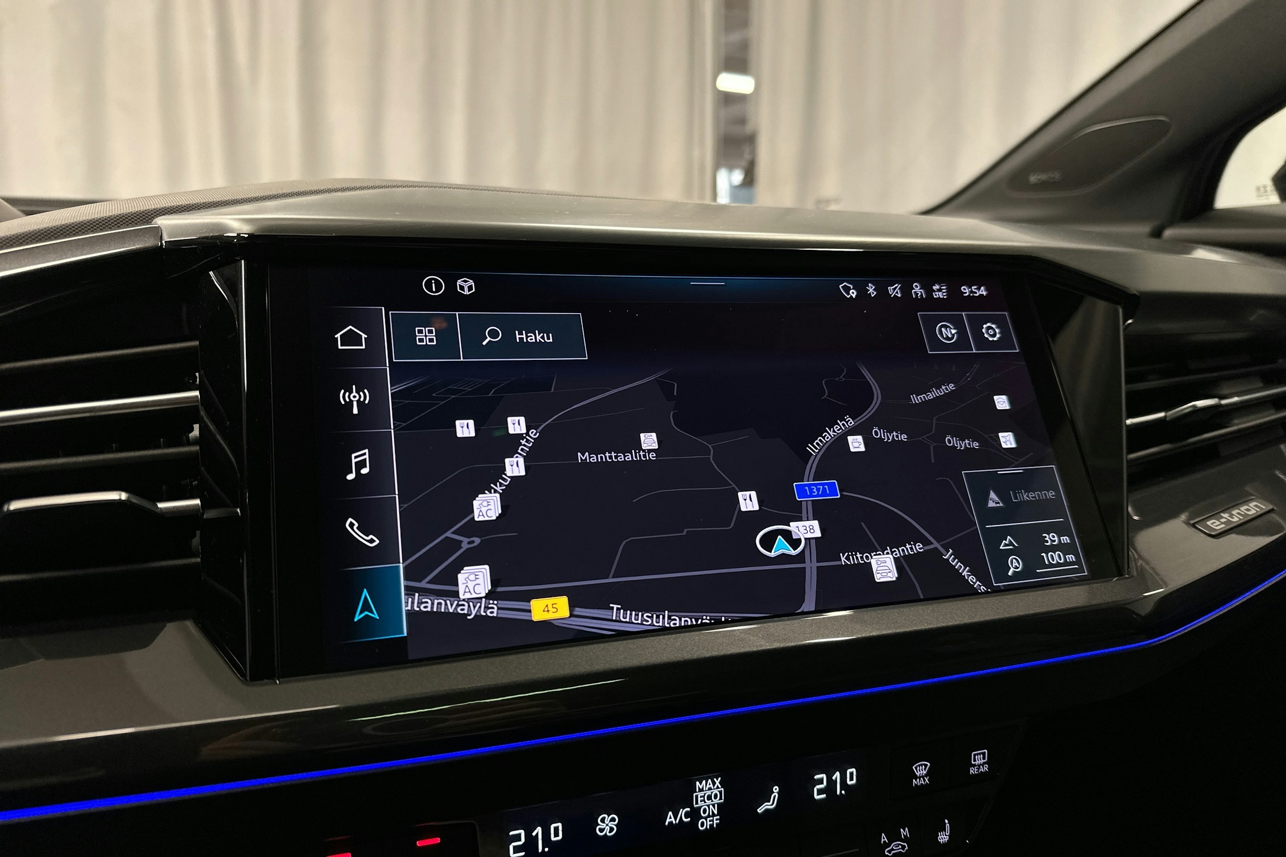 harmaa Audi Q4 e-tron 2022 kuva 18.