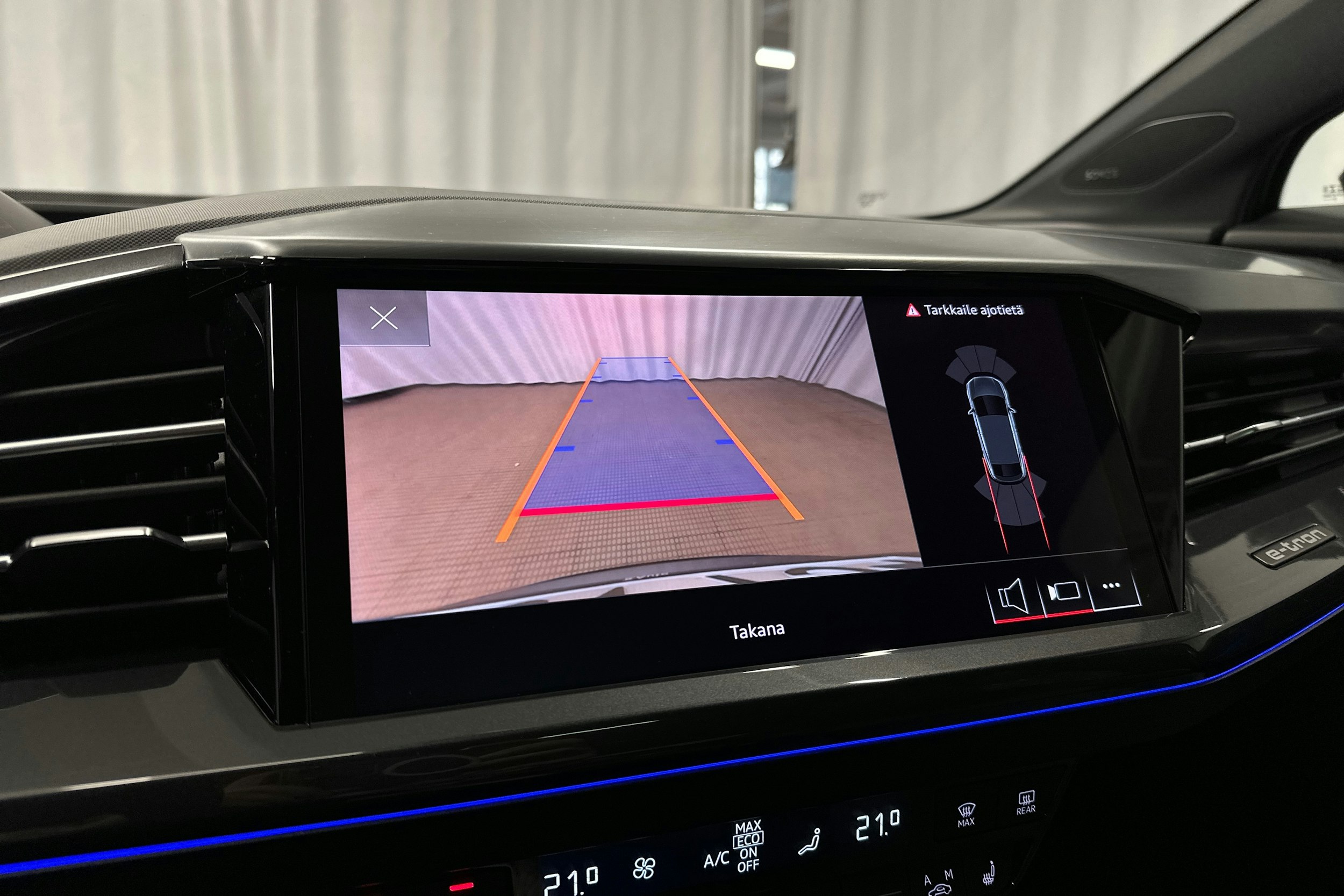 harmaa Audi Q4 e-tron 2022 kuva 19.