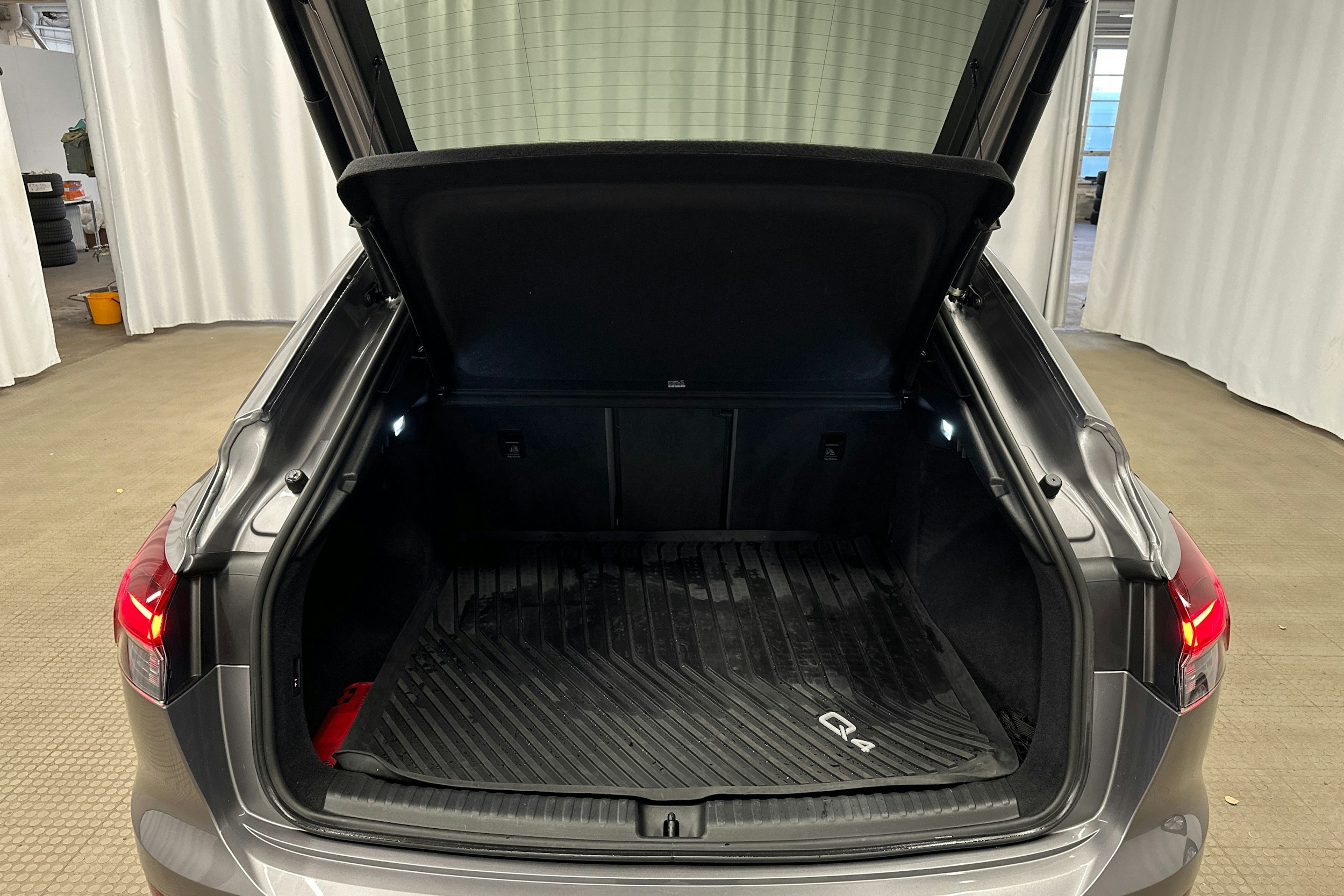 harmaa Audi Q4 e-tron 2022 kuva 32.