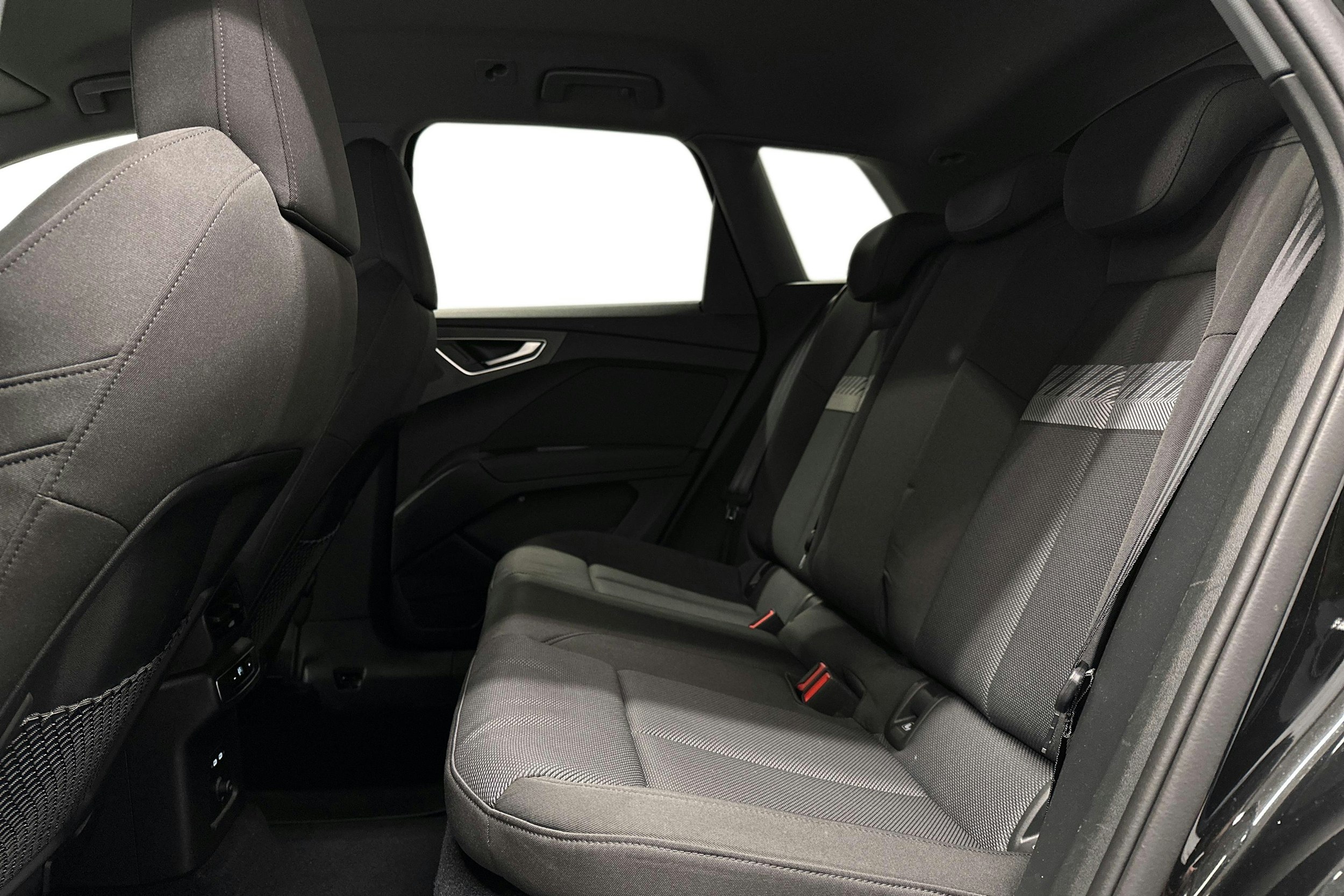 musta Audi Q4 e-tron 2022 kuva 10.