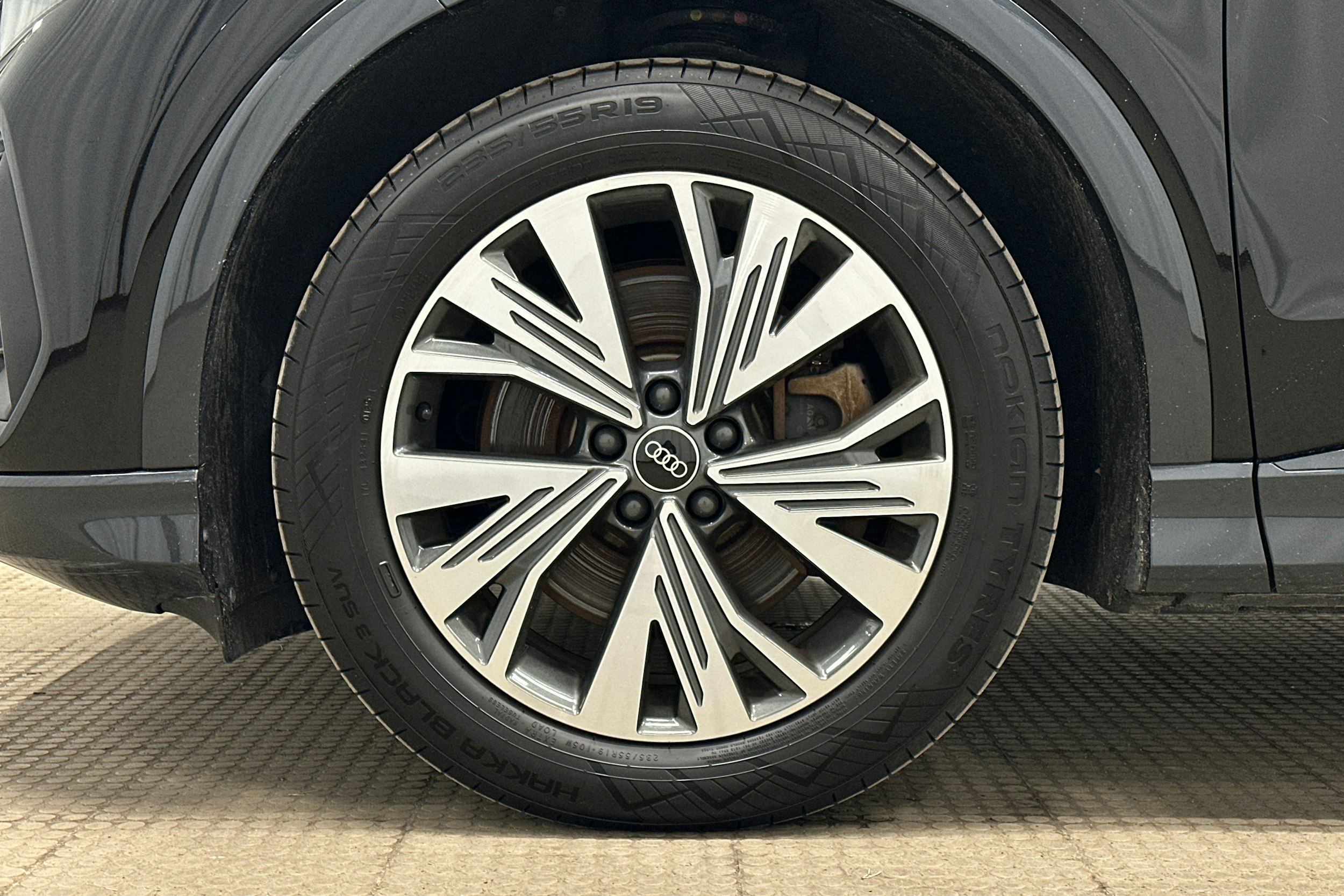 musta Audi Q4 e-tron 2022 kuva 11.