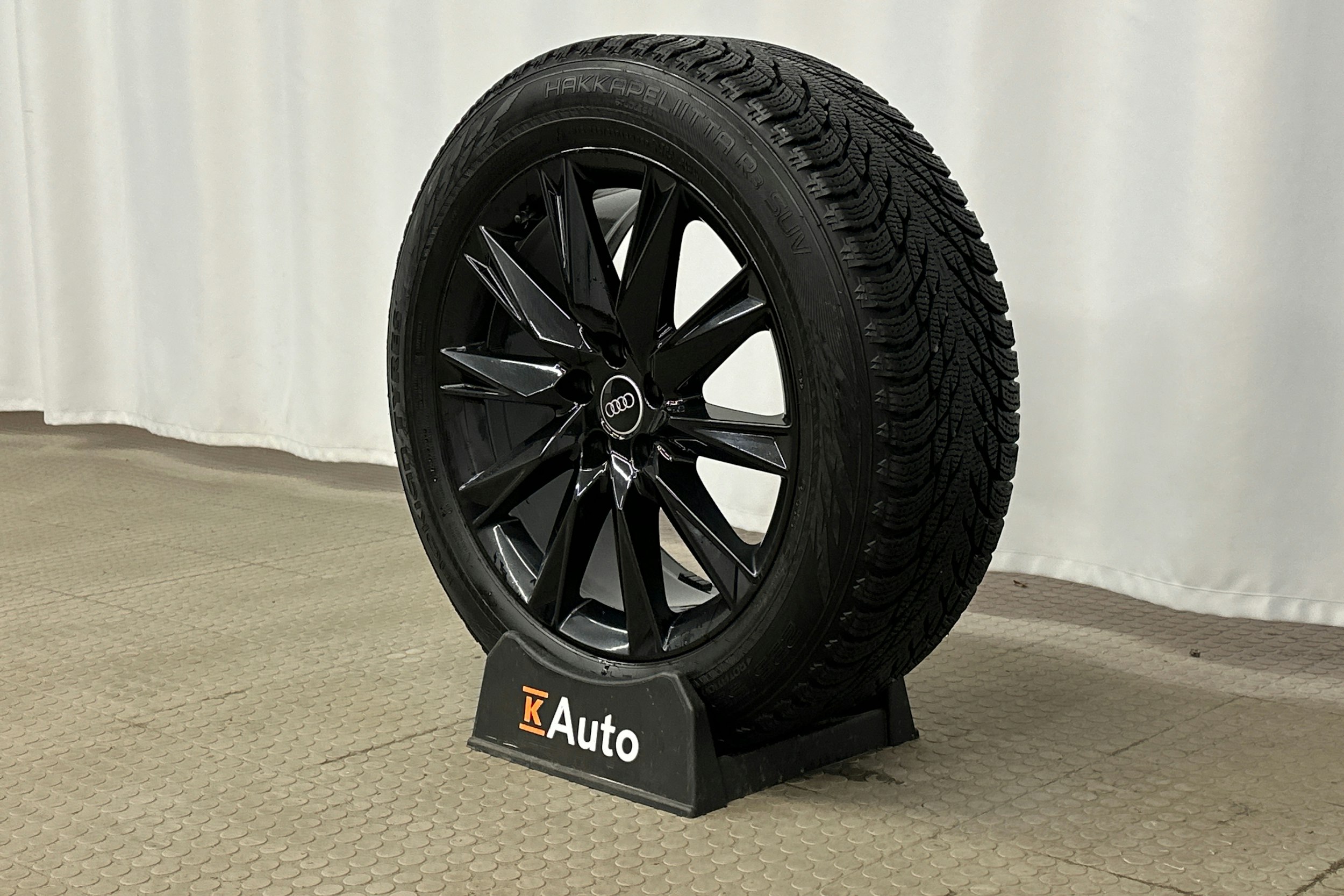 musta Audi Q4 e-tron 2022 kuva 13.