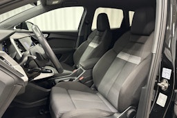 musta Audi Q4 e-tron 2022 kuva 18.