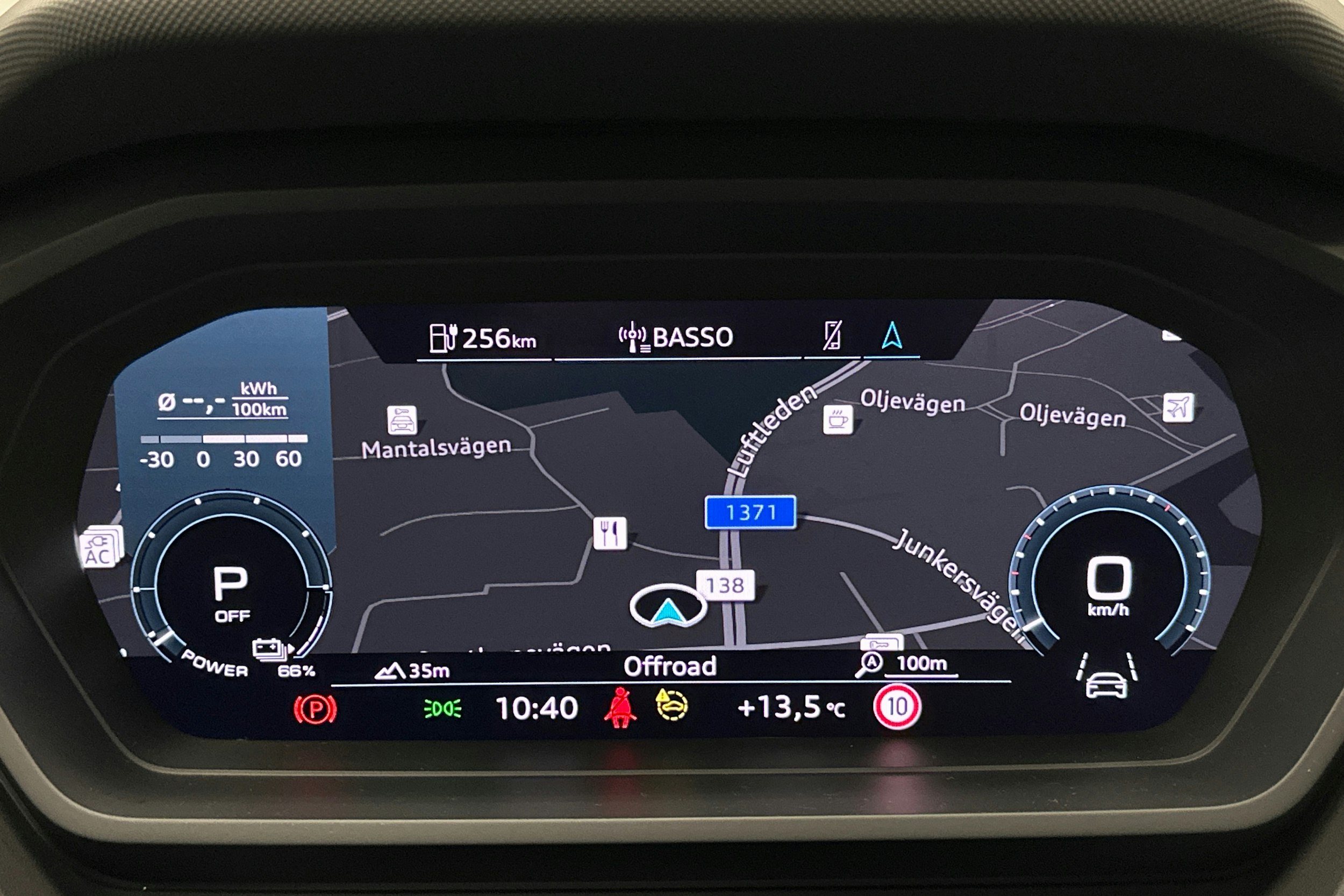 musta Audi Q4 e-tron 2022 kuva 23.