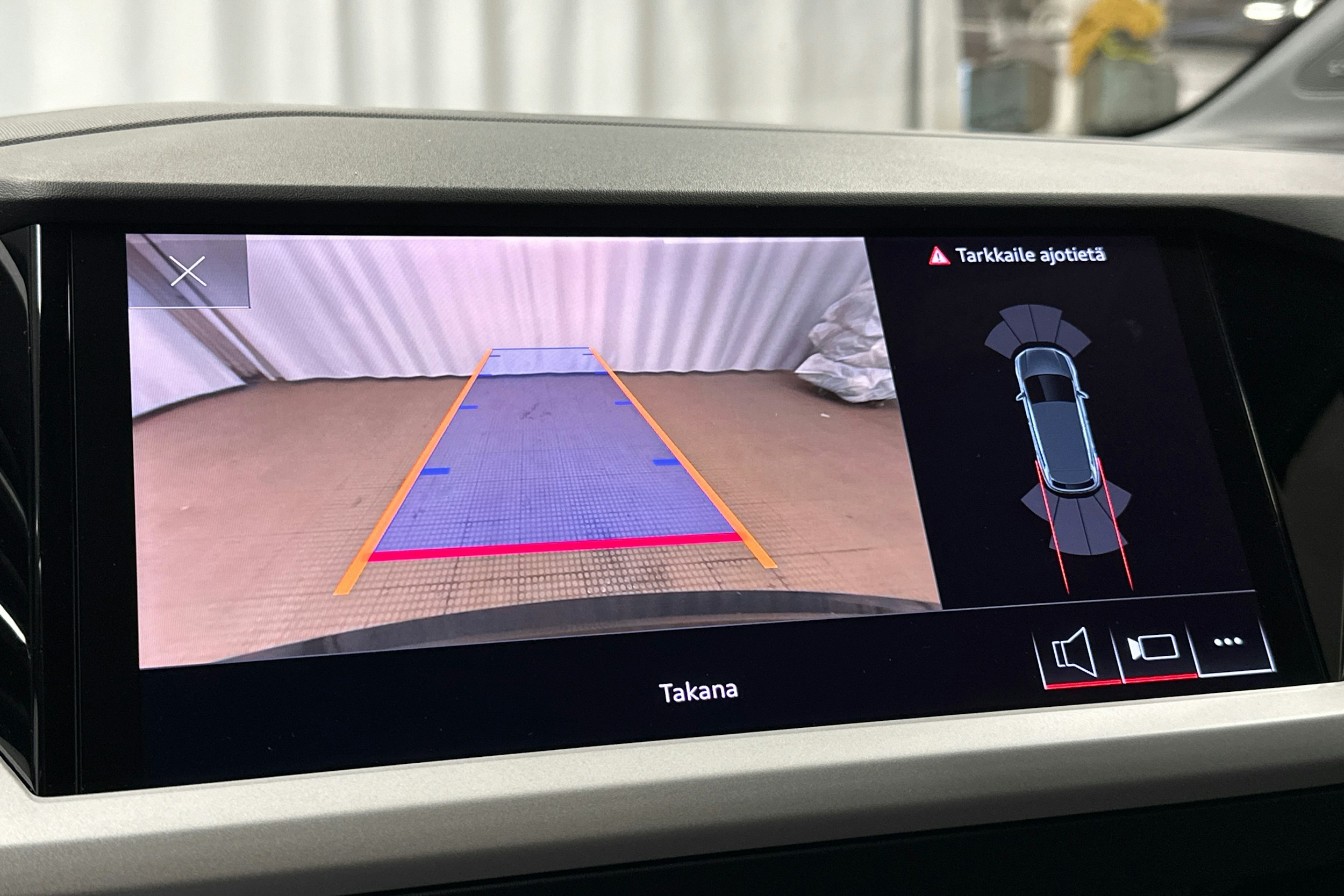 musta Audi Q4 e-tron 2022 kuva 29.