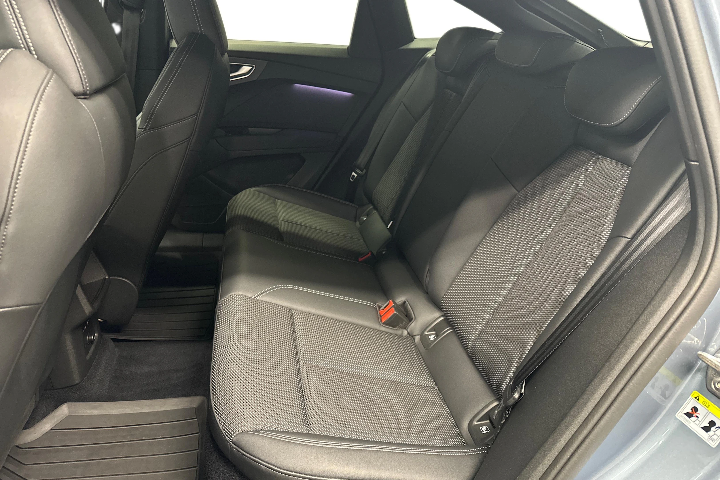 sininen Audi Q4 e-tron 2022 kuva 8.