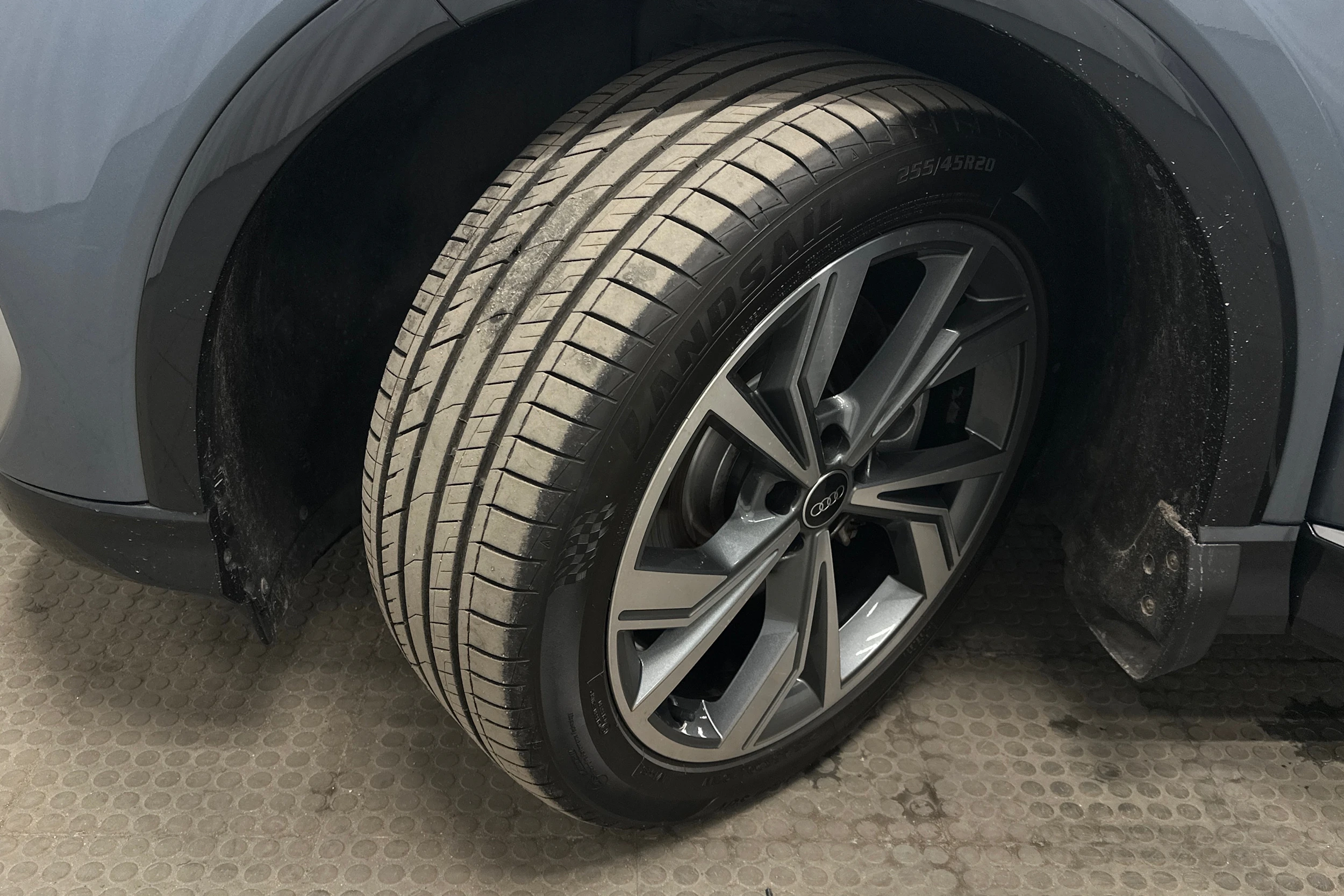 sininen Audi Q4 e-tron 2022 kuva 10.