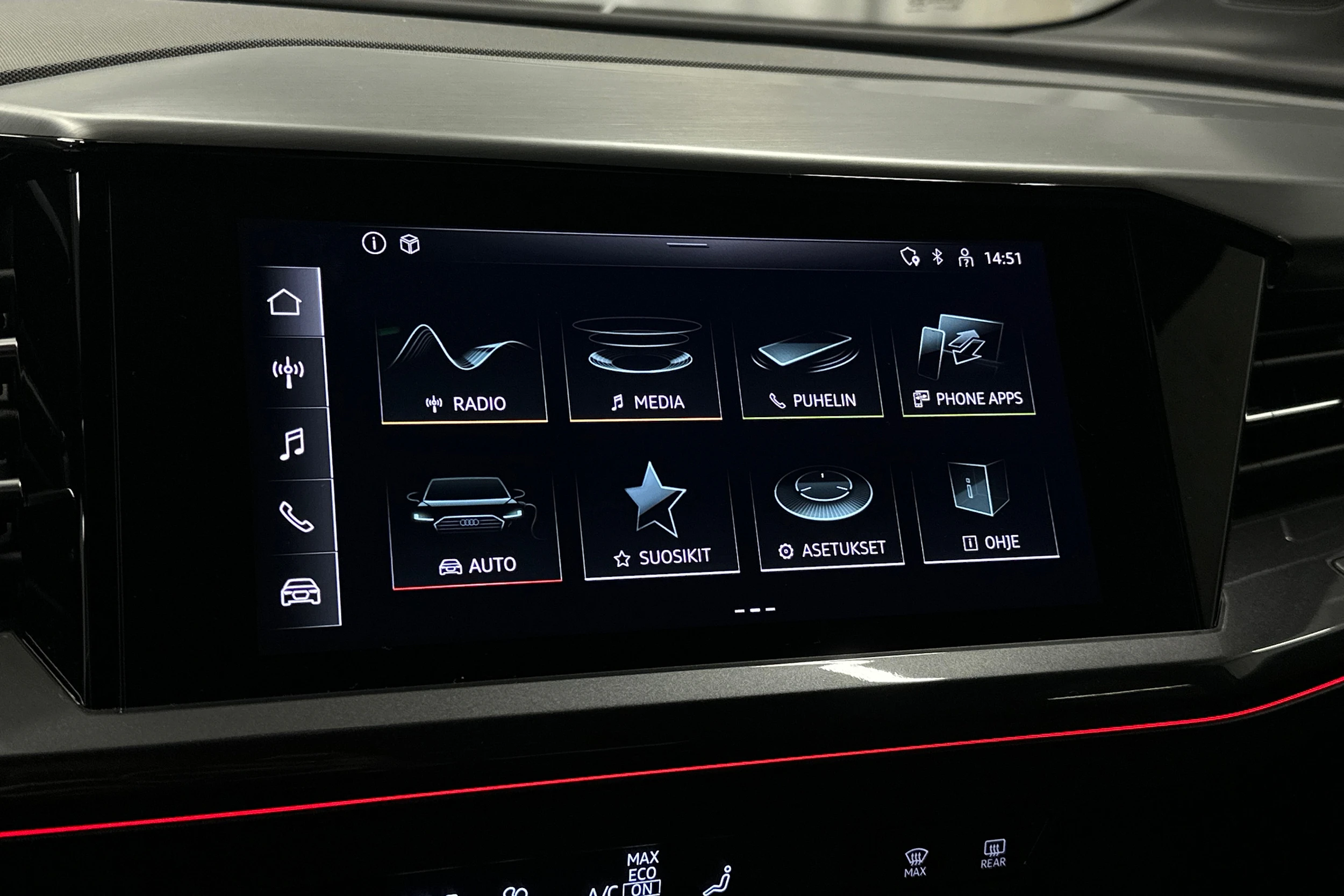 sininen Audi Q4 e-tron 2022 kuva 16.