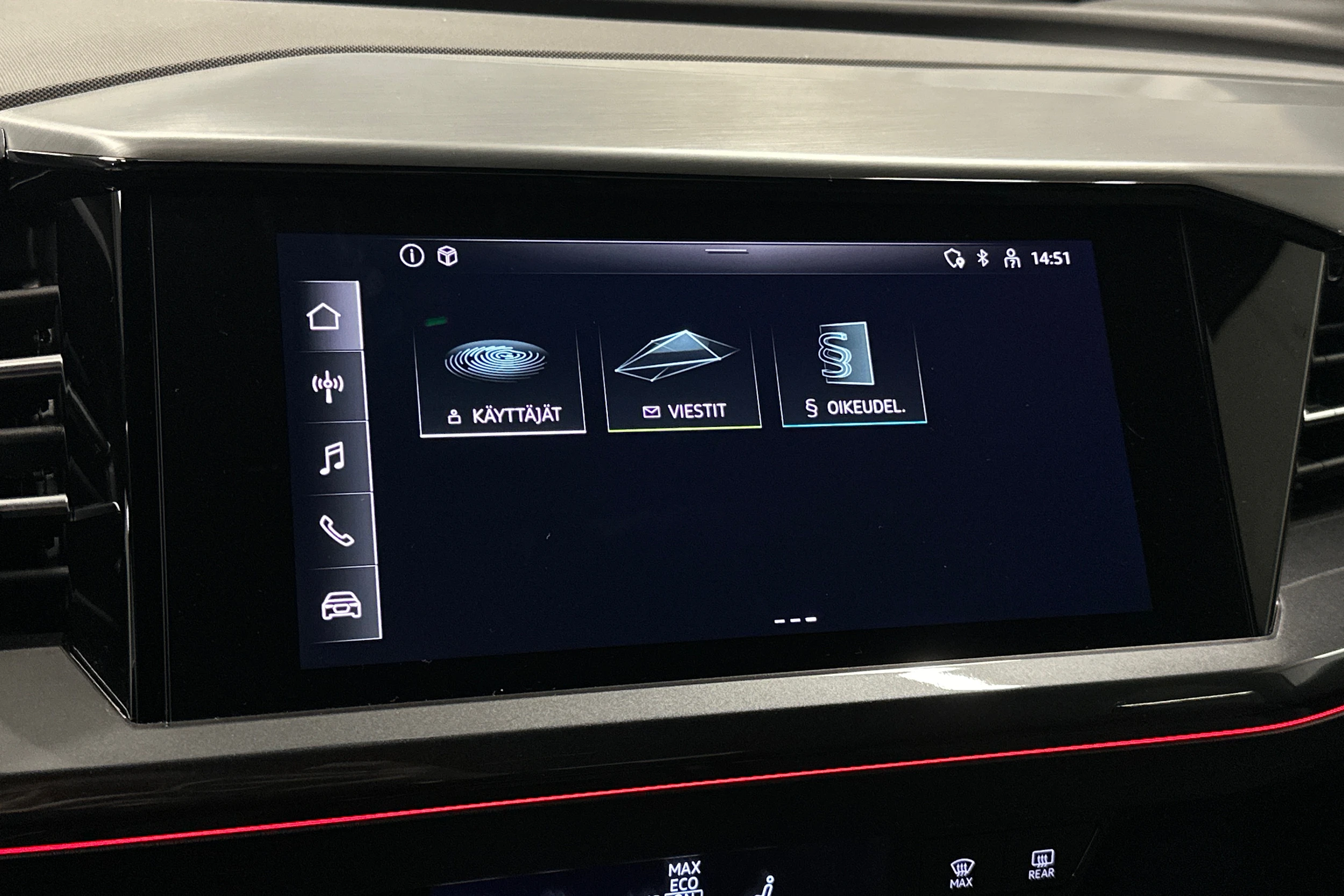 sininen Audi Q4 e-tron 2022 kuva 17.