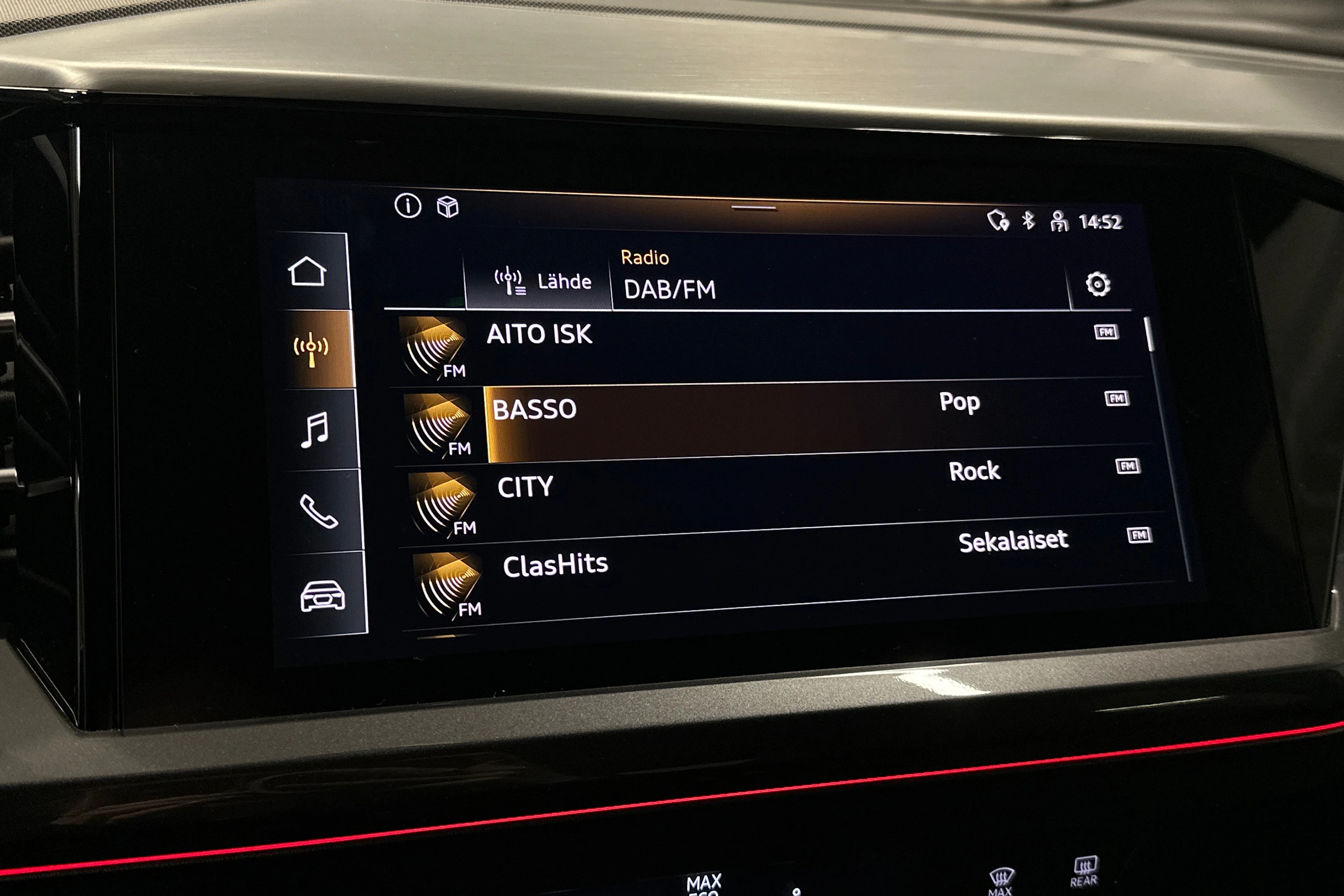 sininen Audi Q4 e-tron 2022 kuva 18.