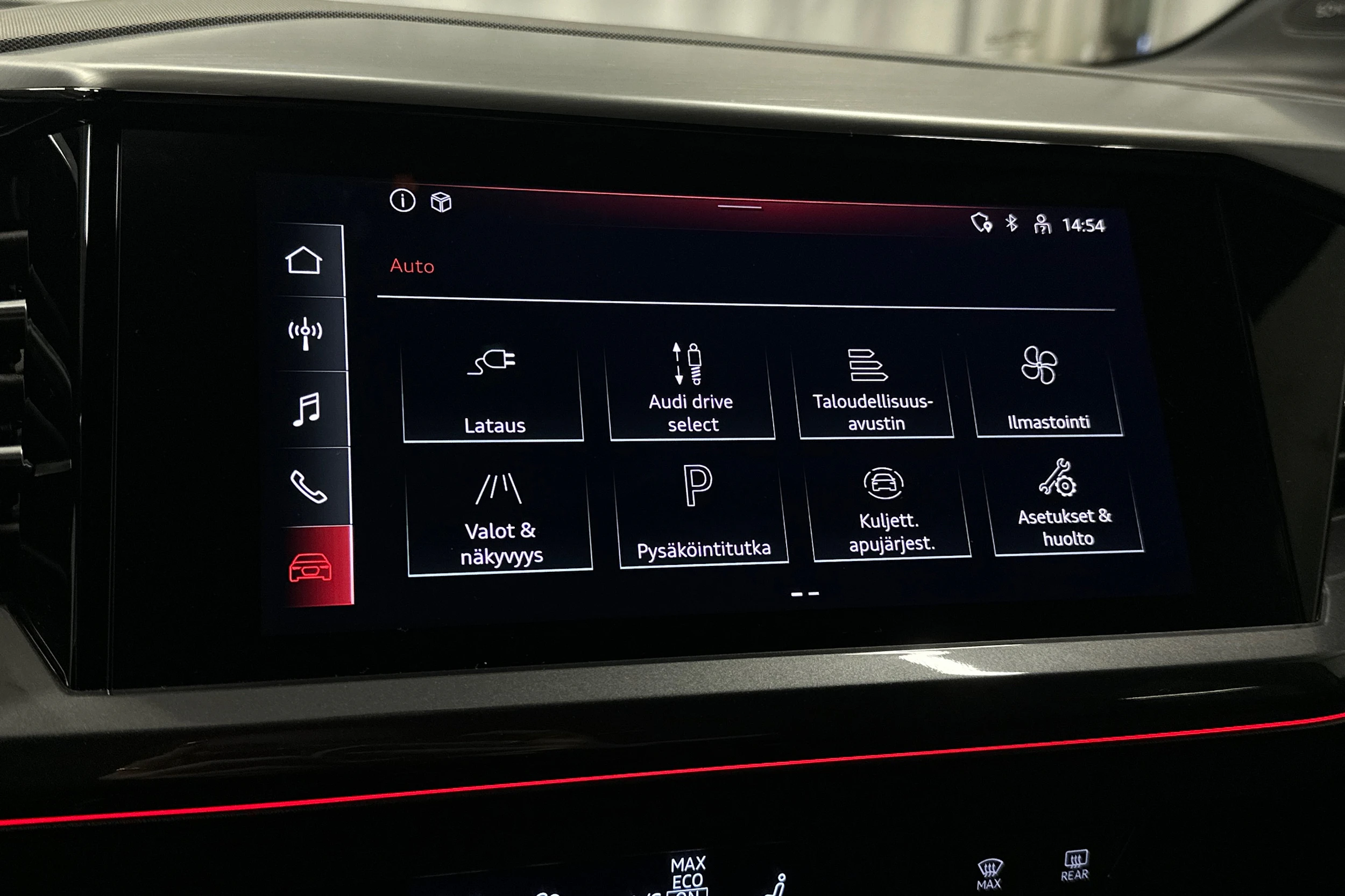 sininen Audi Q4 e-tron 2022 kuva 22.