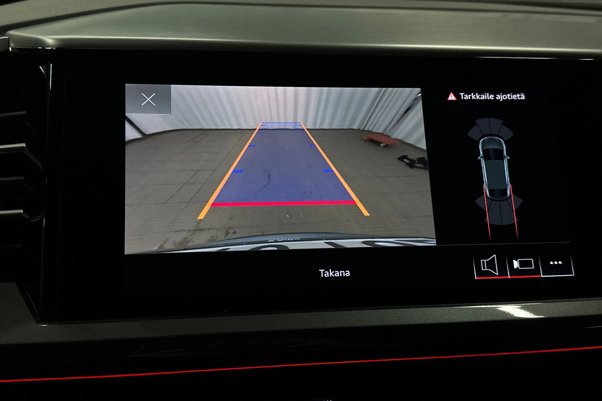 sininen Audi Q4 e-tron 2022 kuva 29.