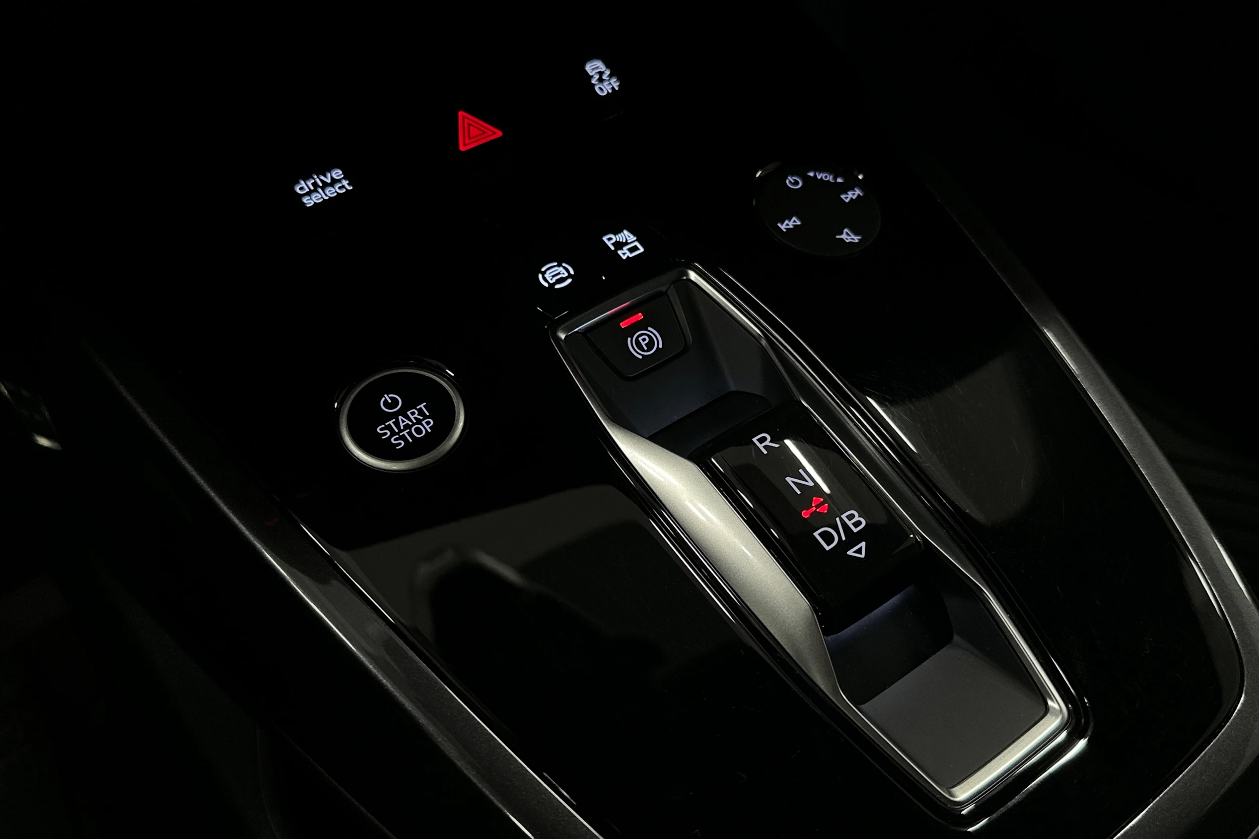 sininen Audi Q4 e-tron 2022 kuva 32.
