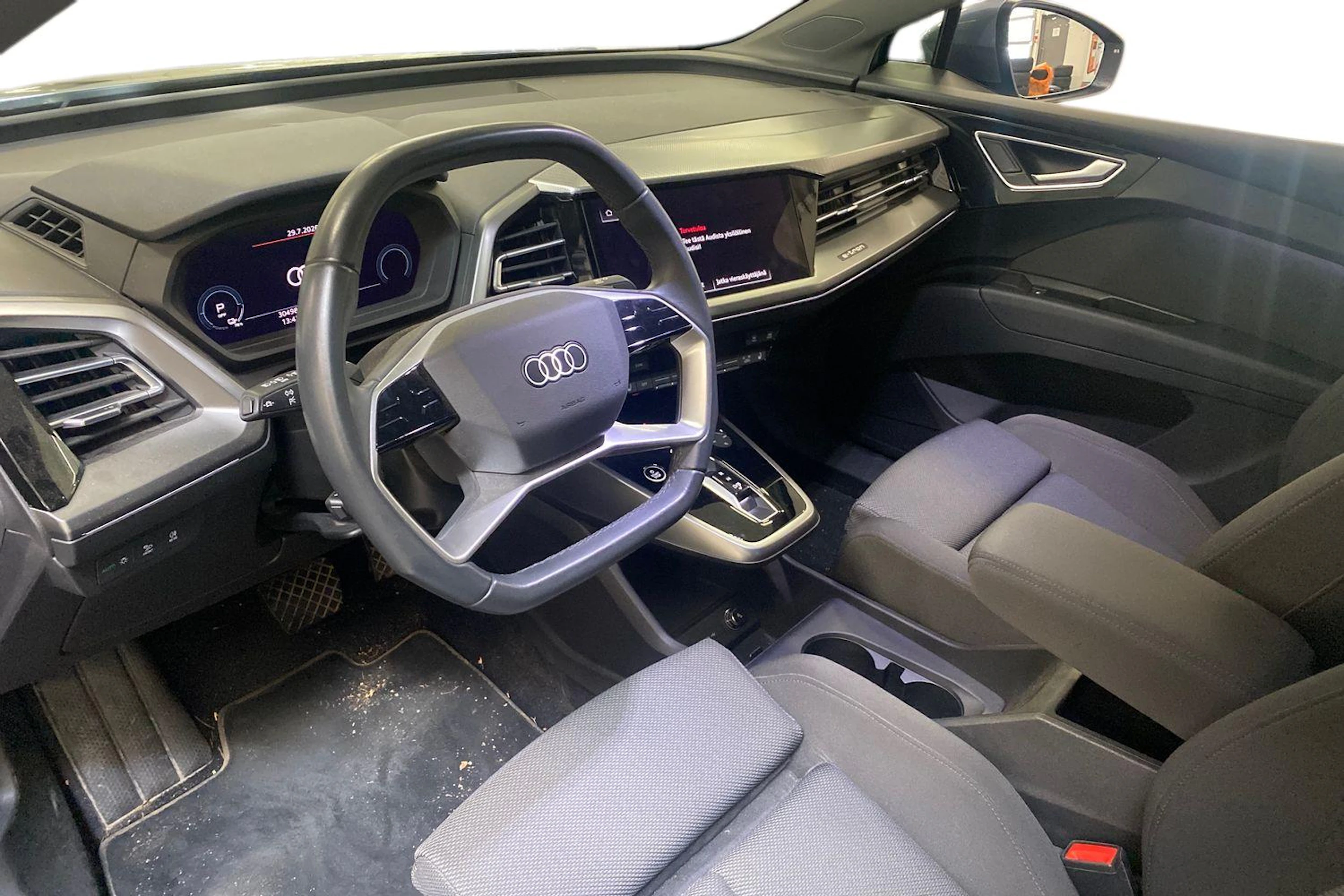 sininen Audi Q4 e-tron 2022 kuva 3.