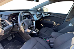 sininen Audi Q4 e-tron 2022 kuva 3.