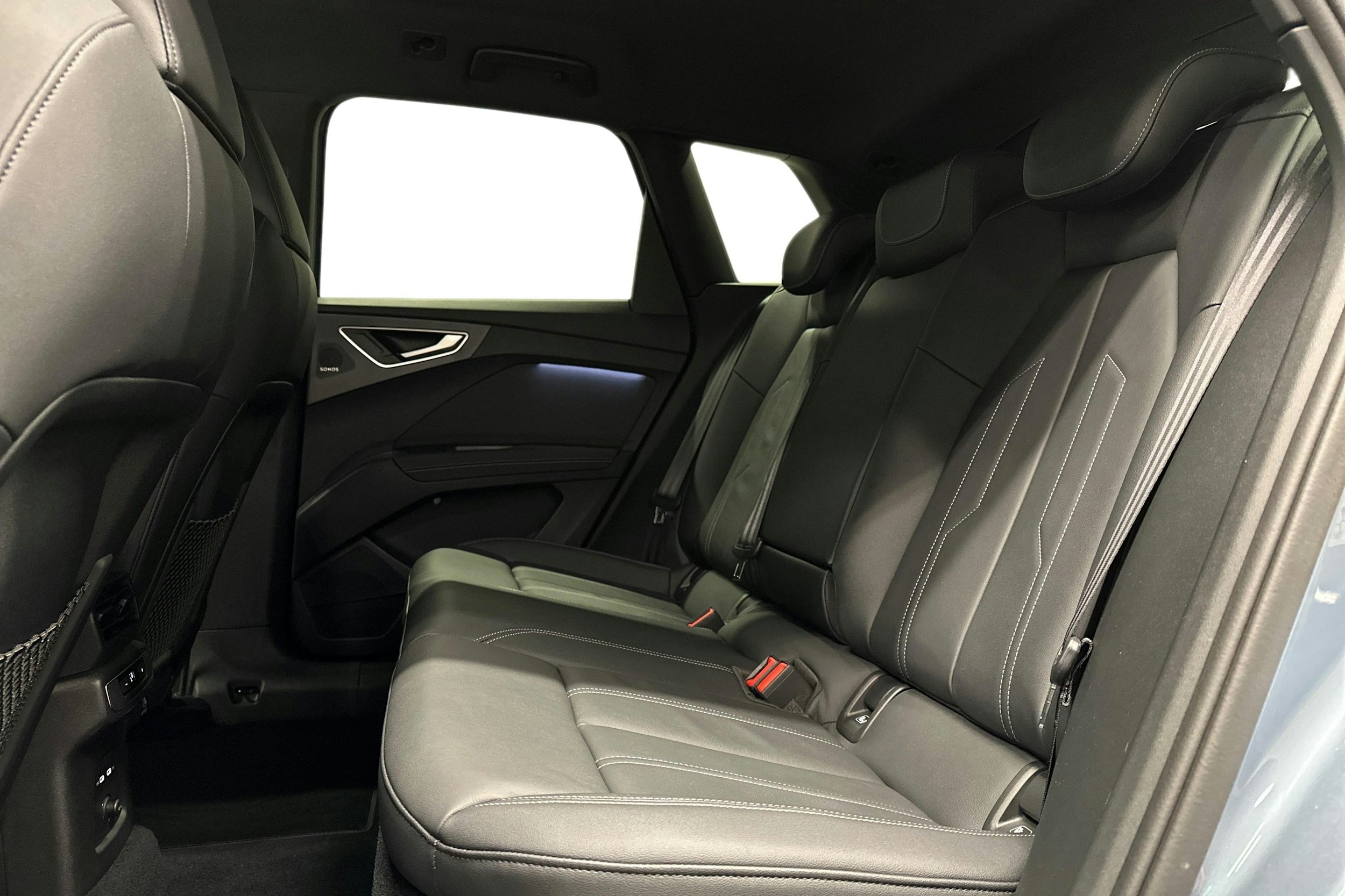 sininen Audi Q4 e-tron 2022 kuva 10.