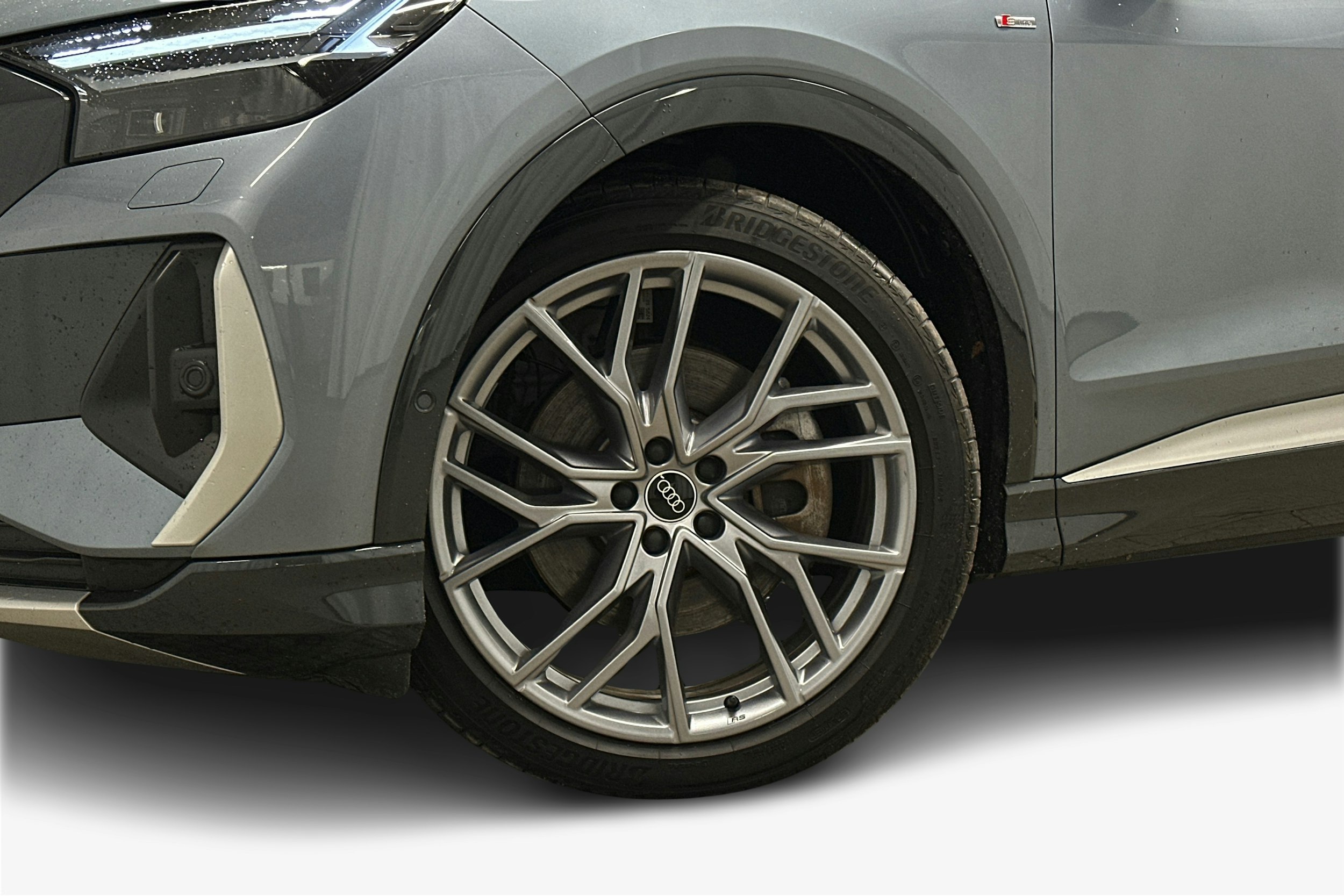 sininen Audi Q4 e-tron 2022 kuva 11.