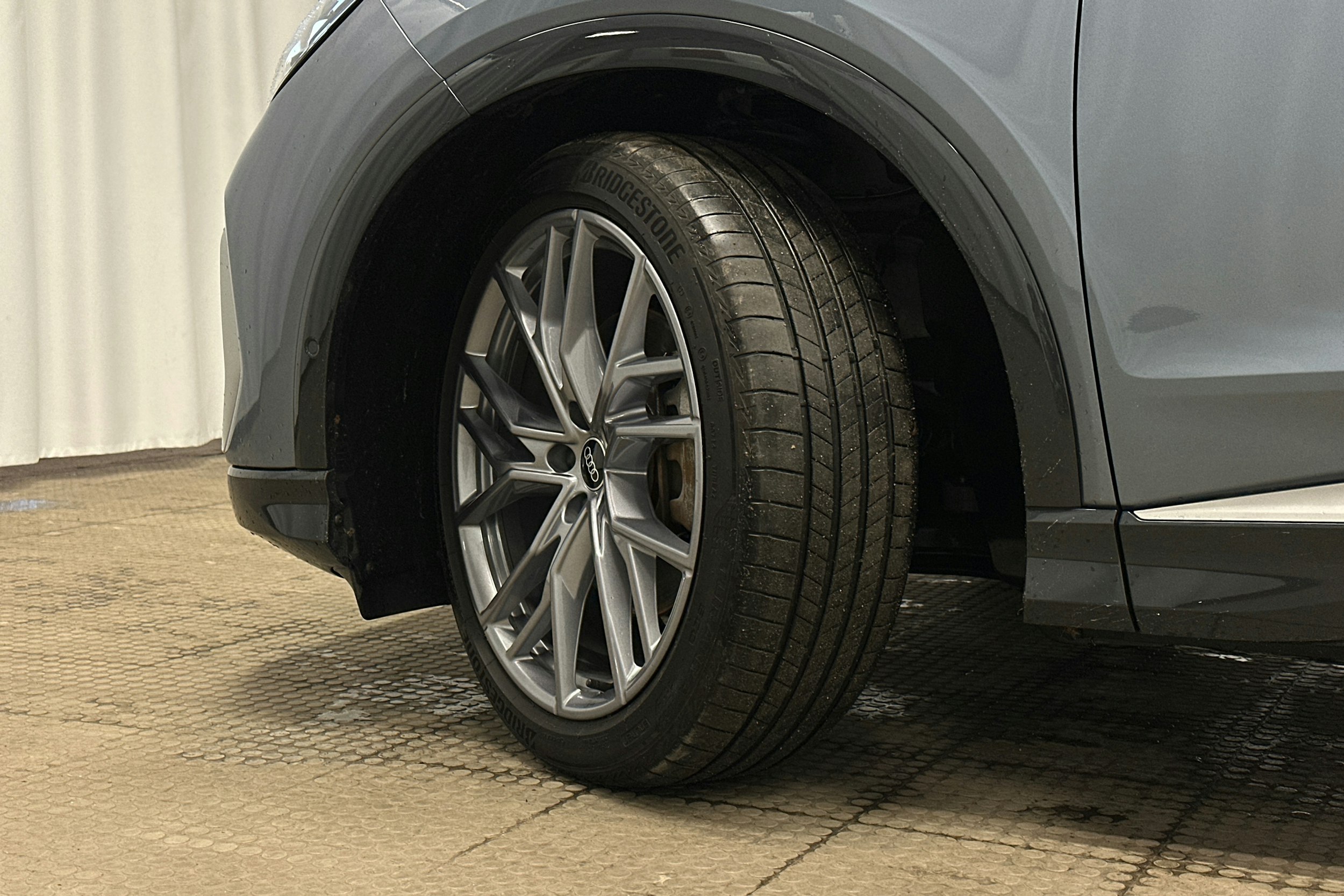 sininen Audi Q4 e-tron 2022 kuva 13.