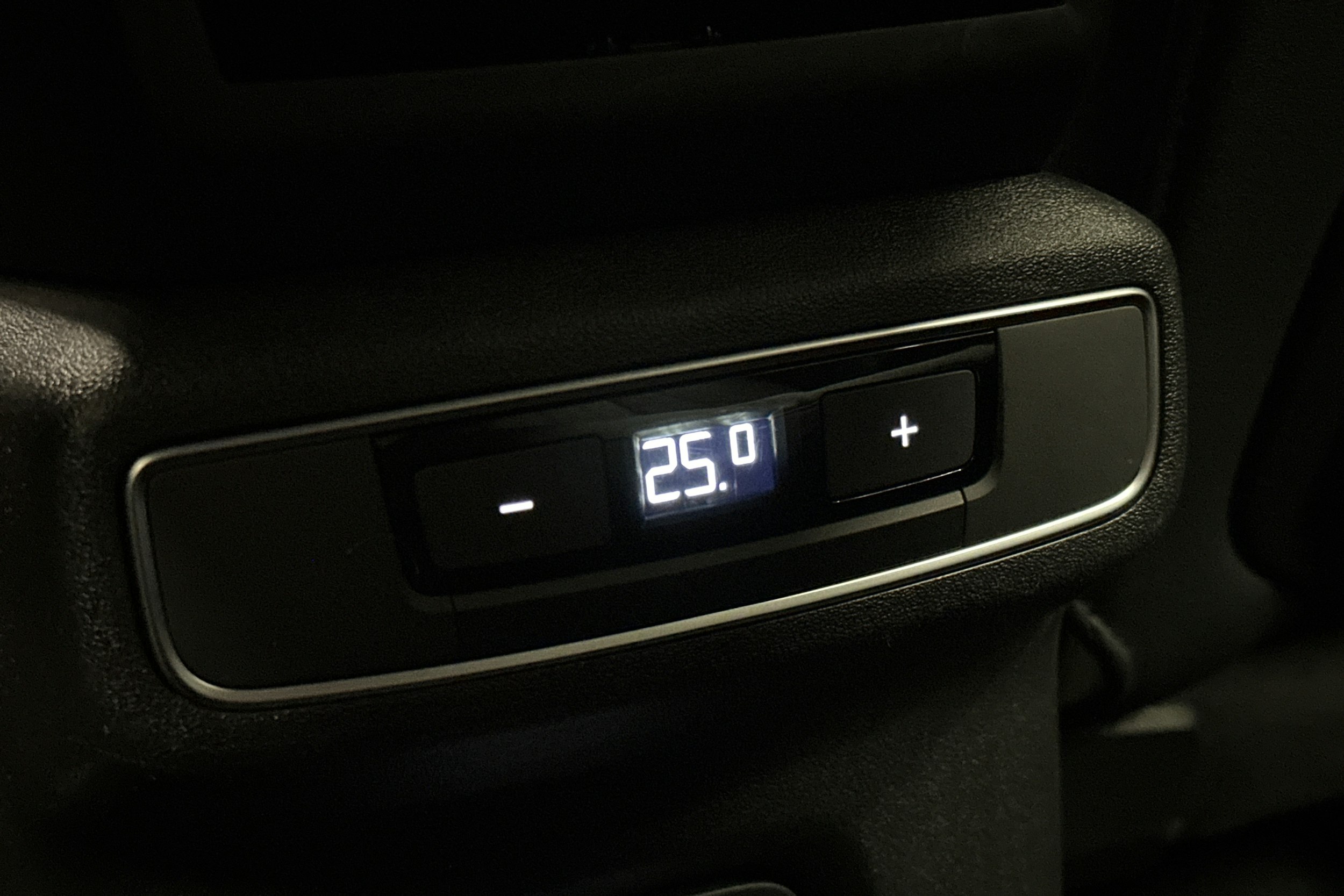 sininen Audi Q4 e-tron 2022 kuva 17.