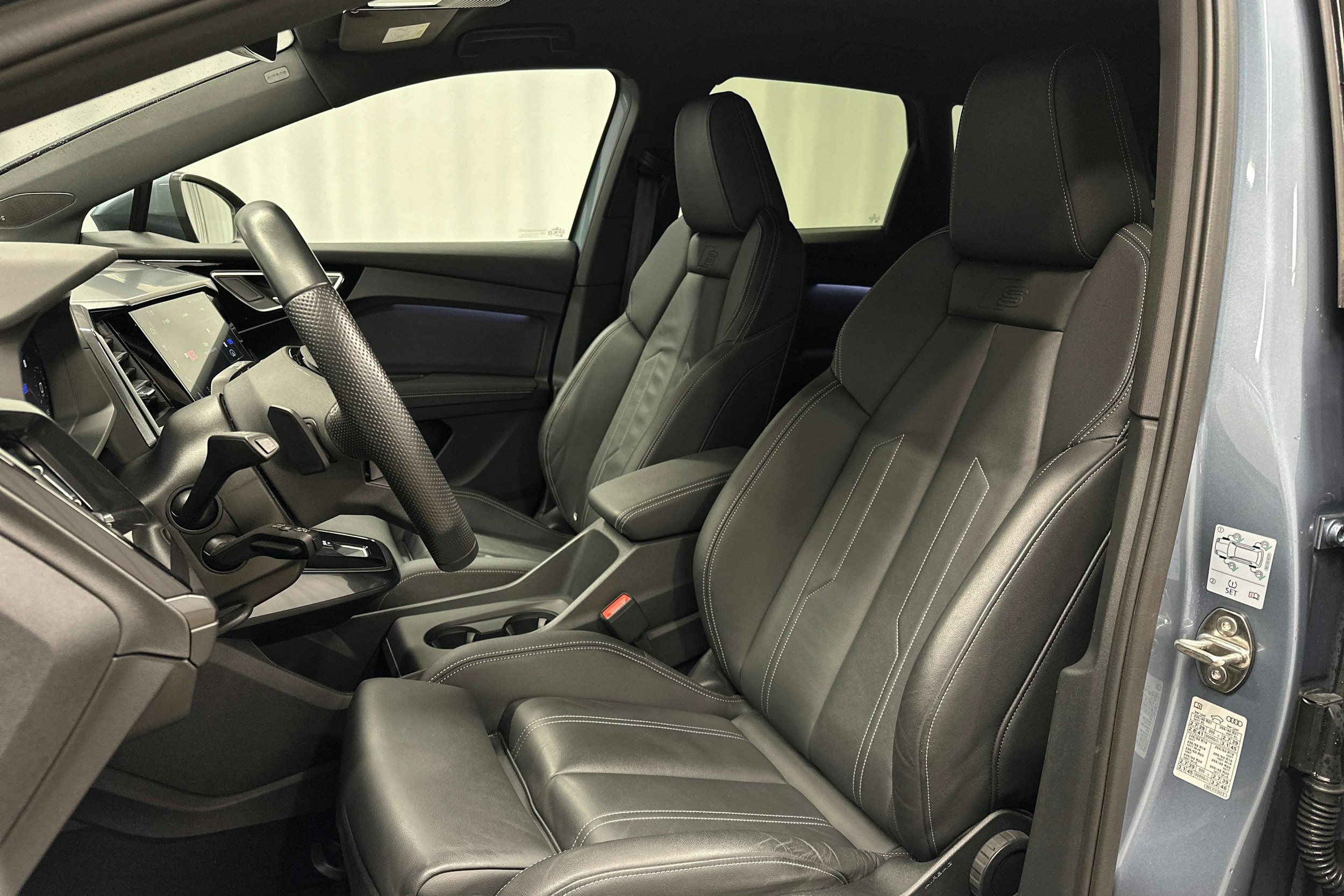 sininen Audi Q4 e-tron 2022 kuva 18.