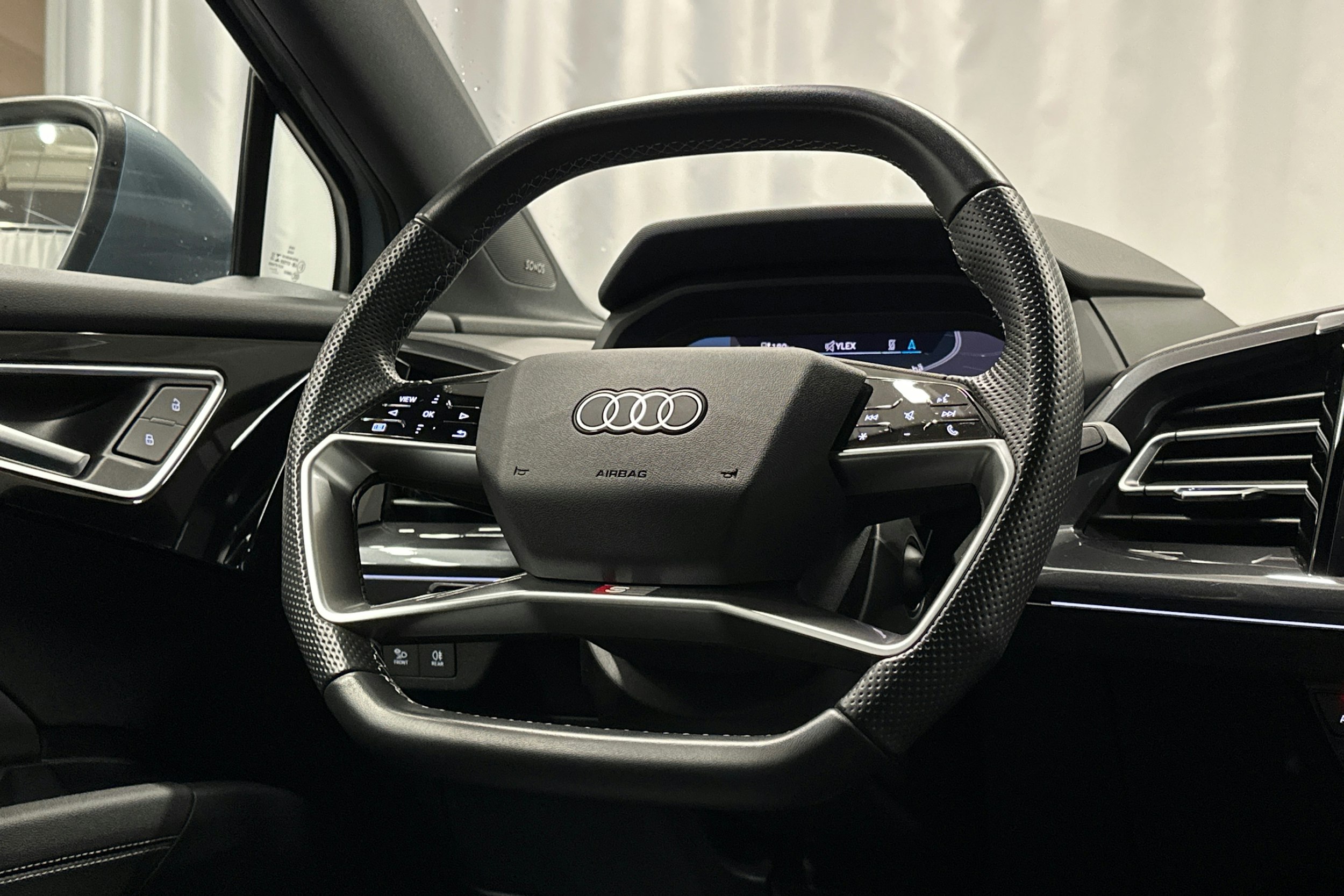 sininen Audi Q4 e-tron 2022 kuva 19.