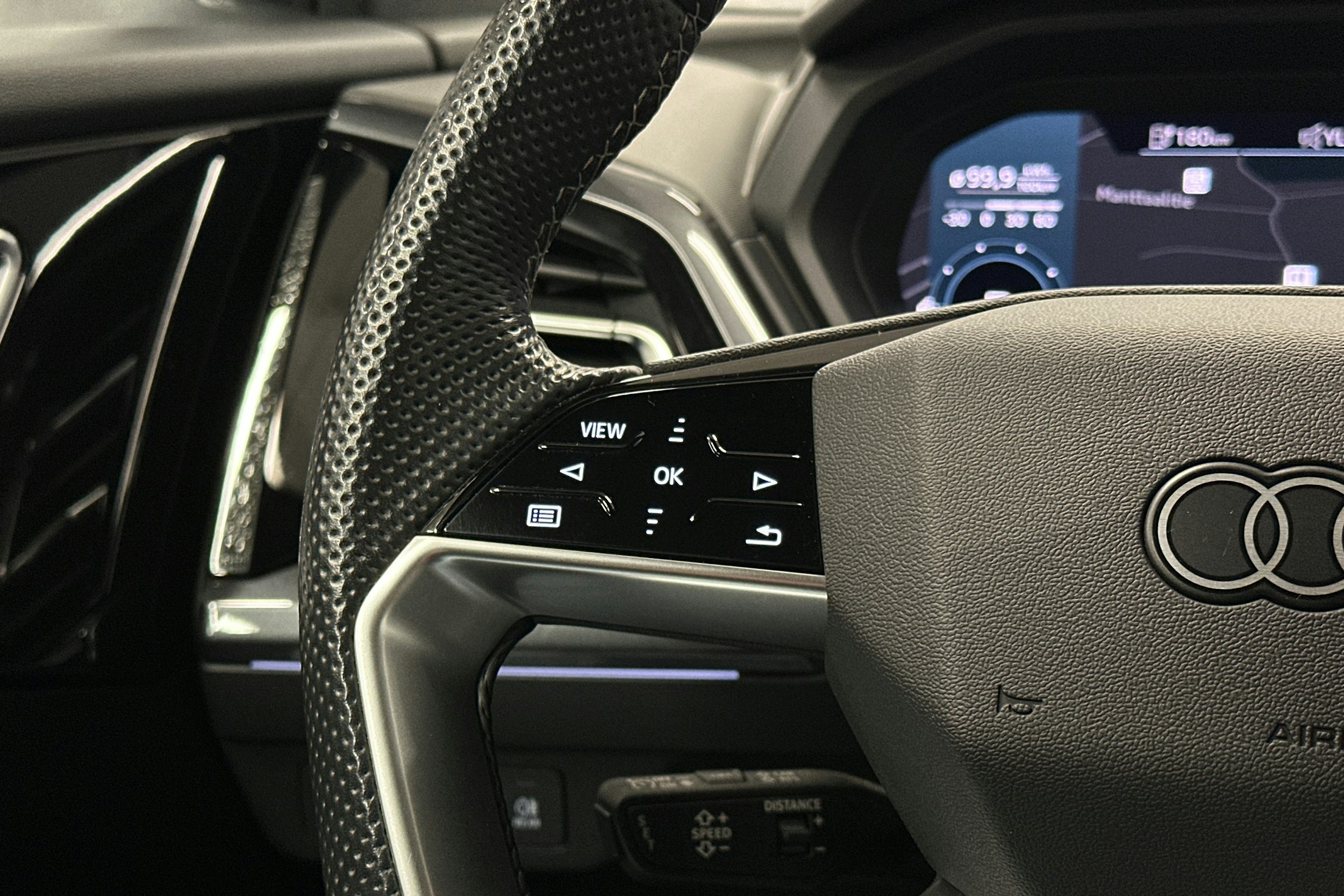 sininen Audi Q4 e-tron 2022 kuva 20.