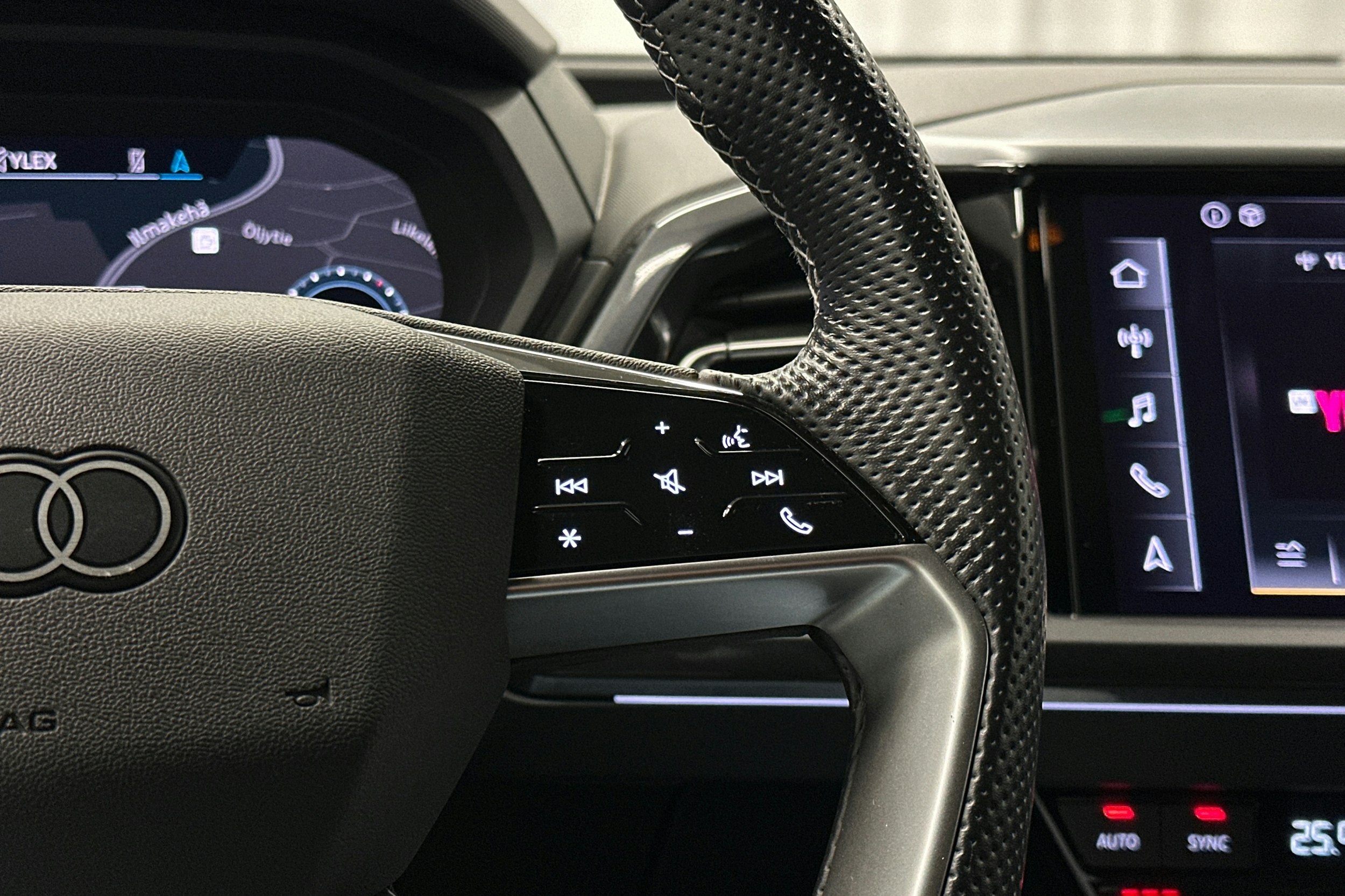 sininen Audi Q4 e-tron 2022 kuva 21.