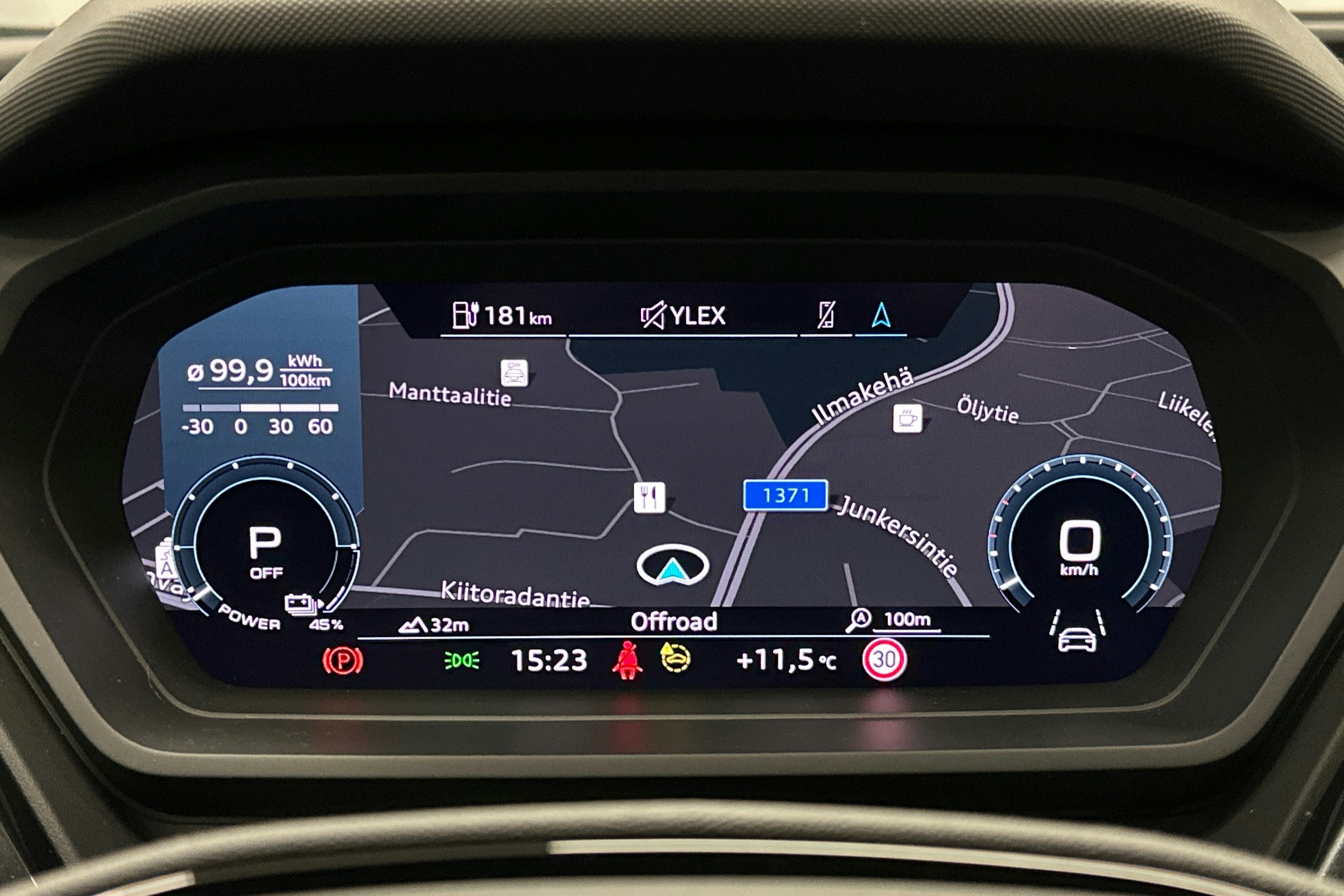 sininen Audi Q4 e-tron 2022 kuva 23.