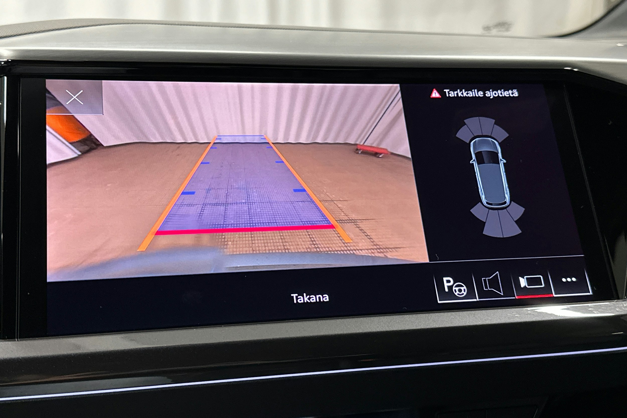 sininen Audi Q4 e-tron 2022 kuva 29.