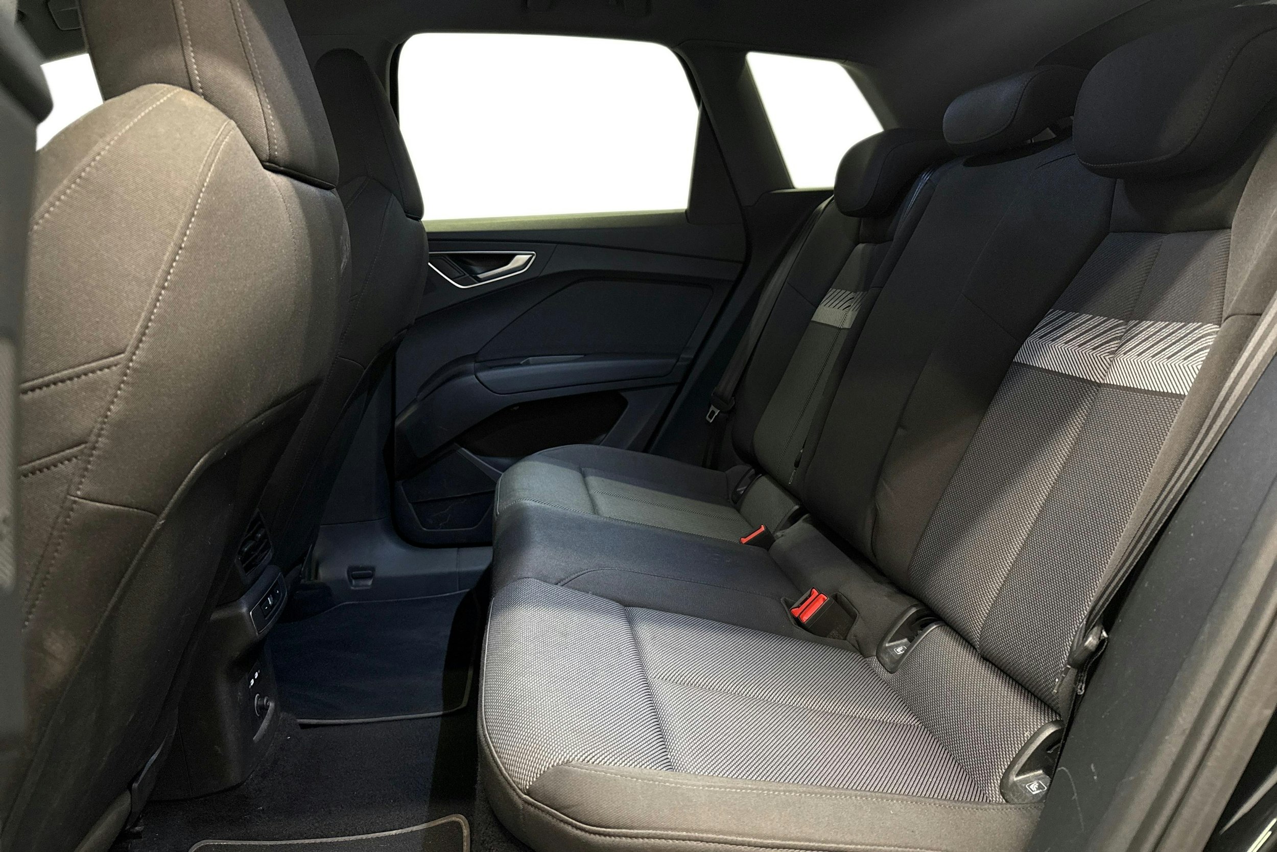 musta Audi Q4 e-tron 2022 kuva 11.
