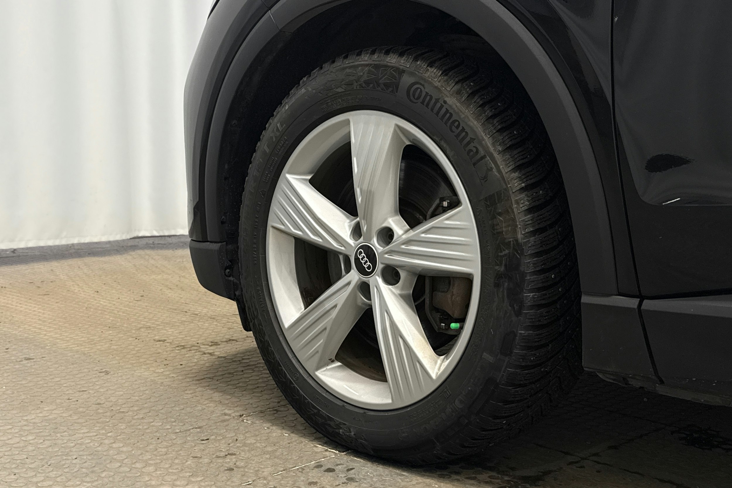 musta Audi Q4 e-tron 2022 kuva 13.